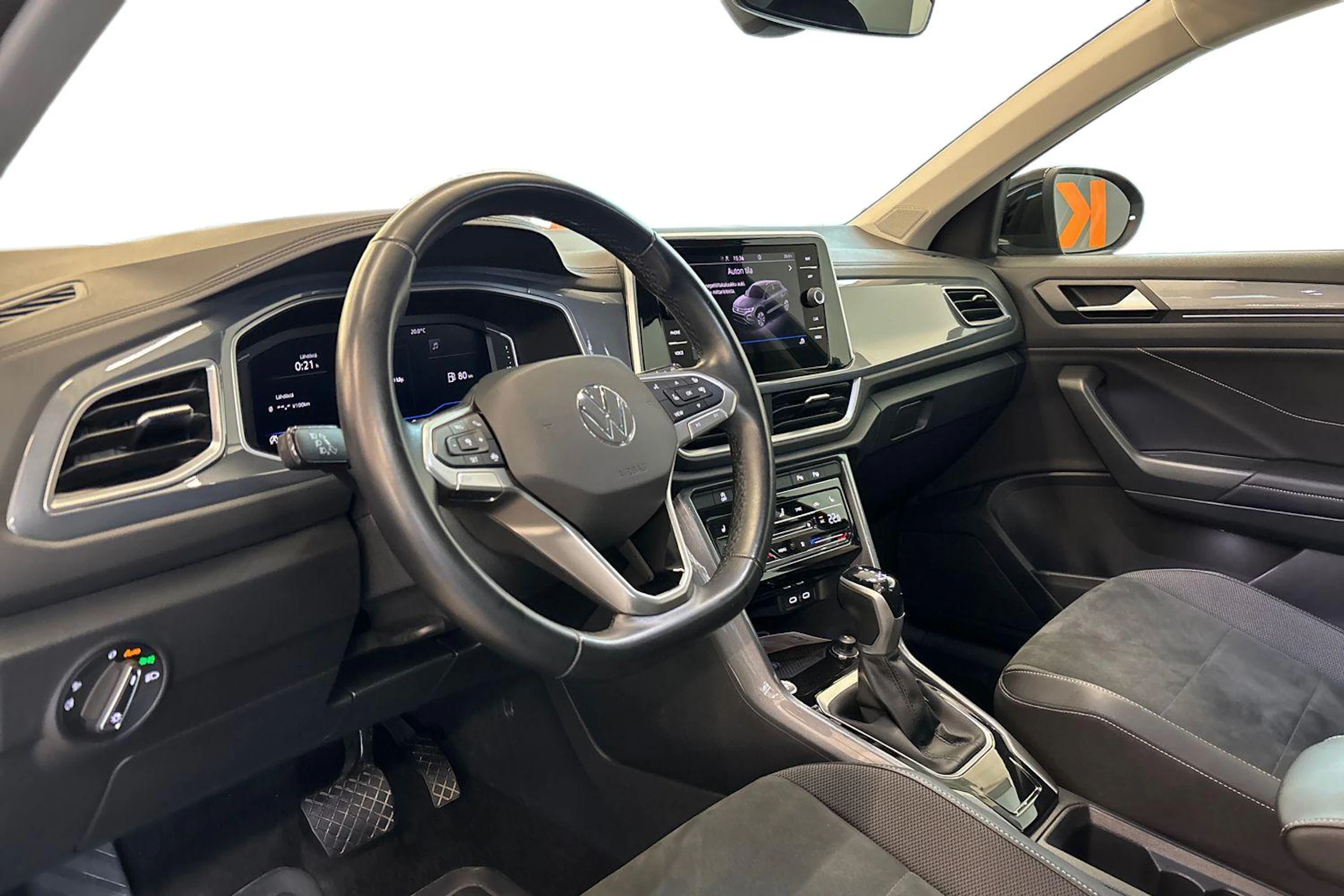 musta Volkswagen T-Roc 2023 kuva 8.