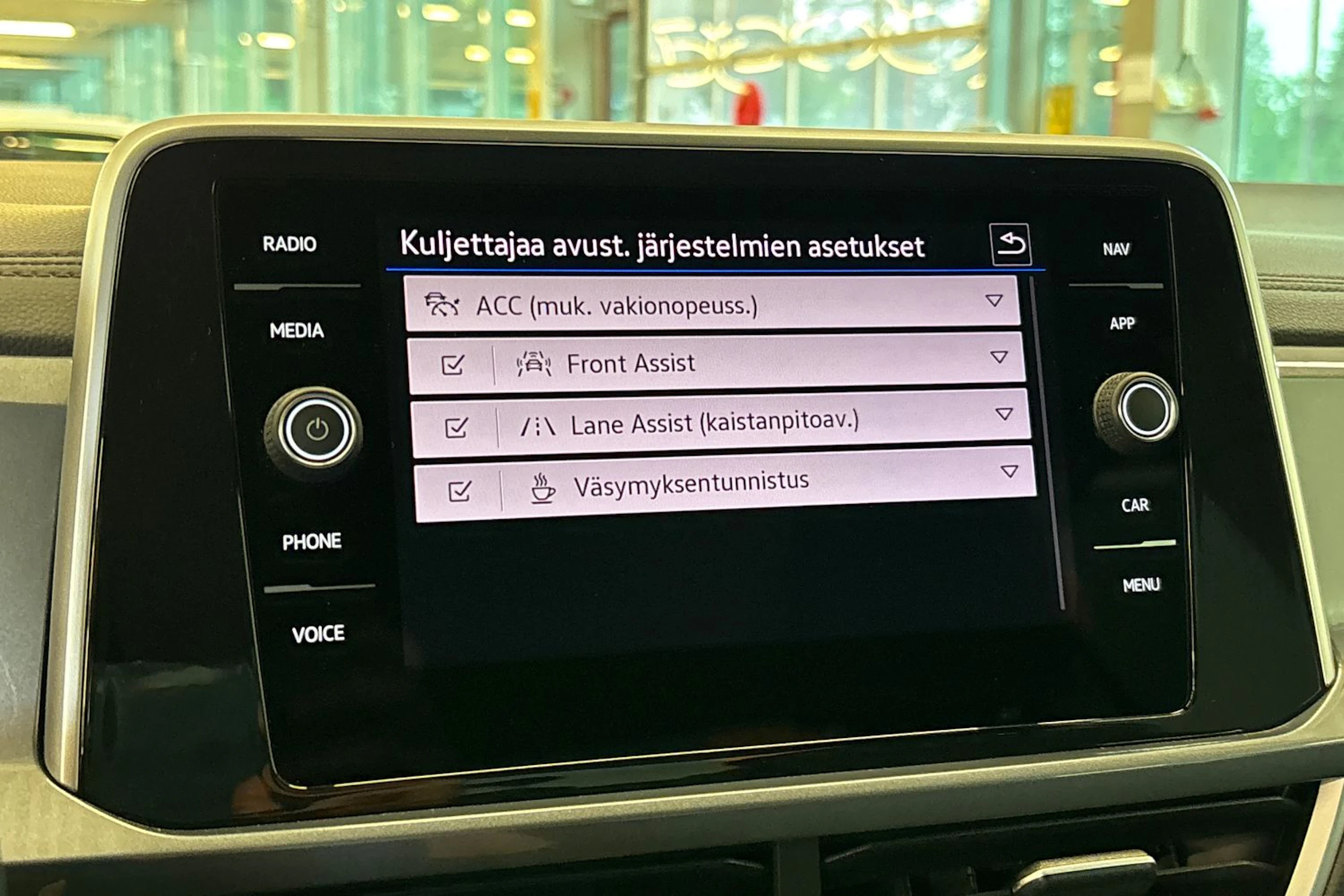musta Volkswagen T-Roc 2023 kuva 21.