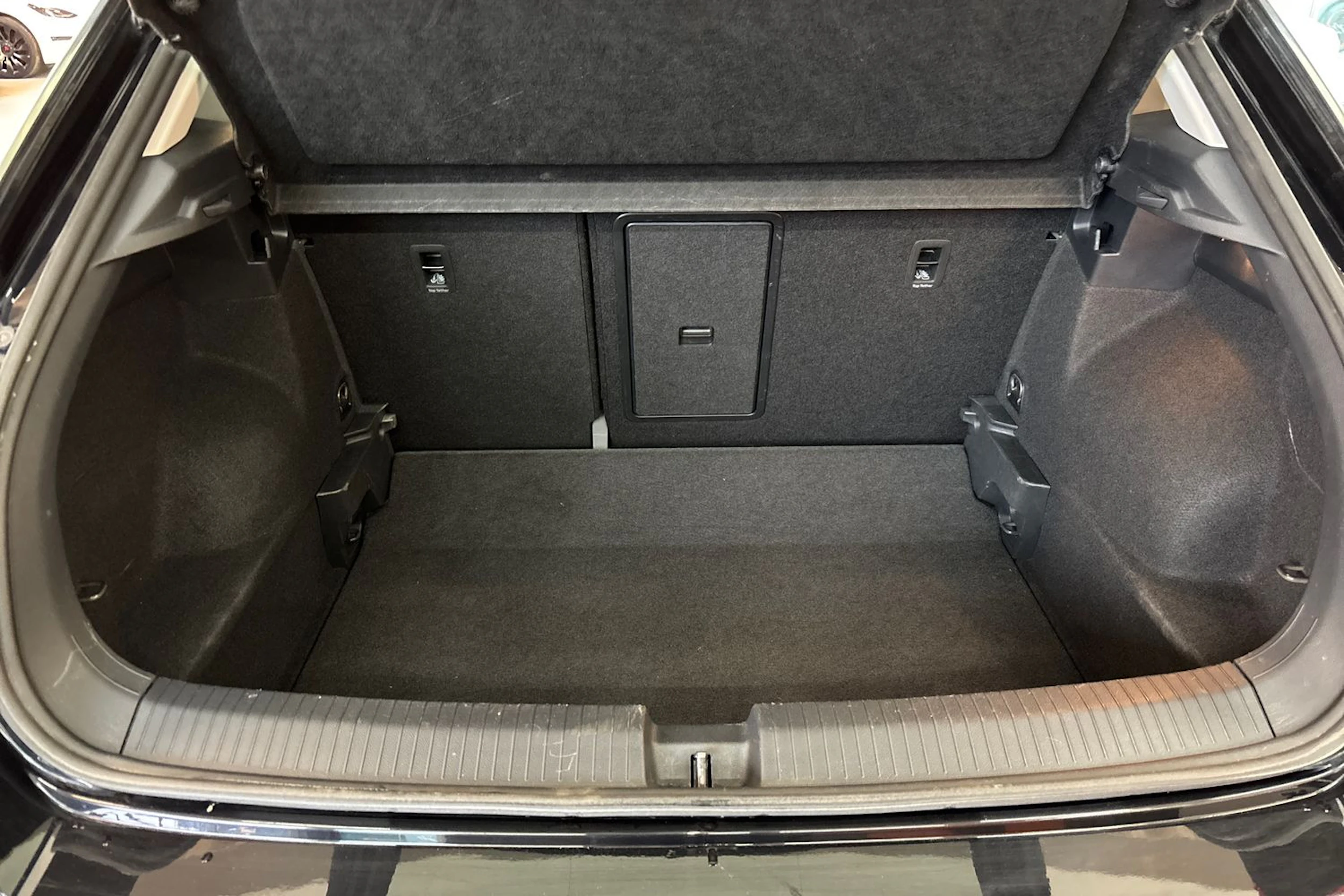 musta Volkswagen T-Roc 2023 kuva 24.