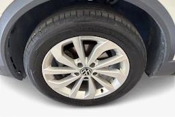 harmaa Volkswagen T-Roc 2023 kuva 9.