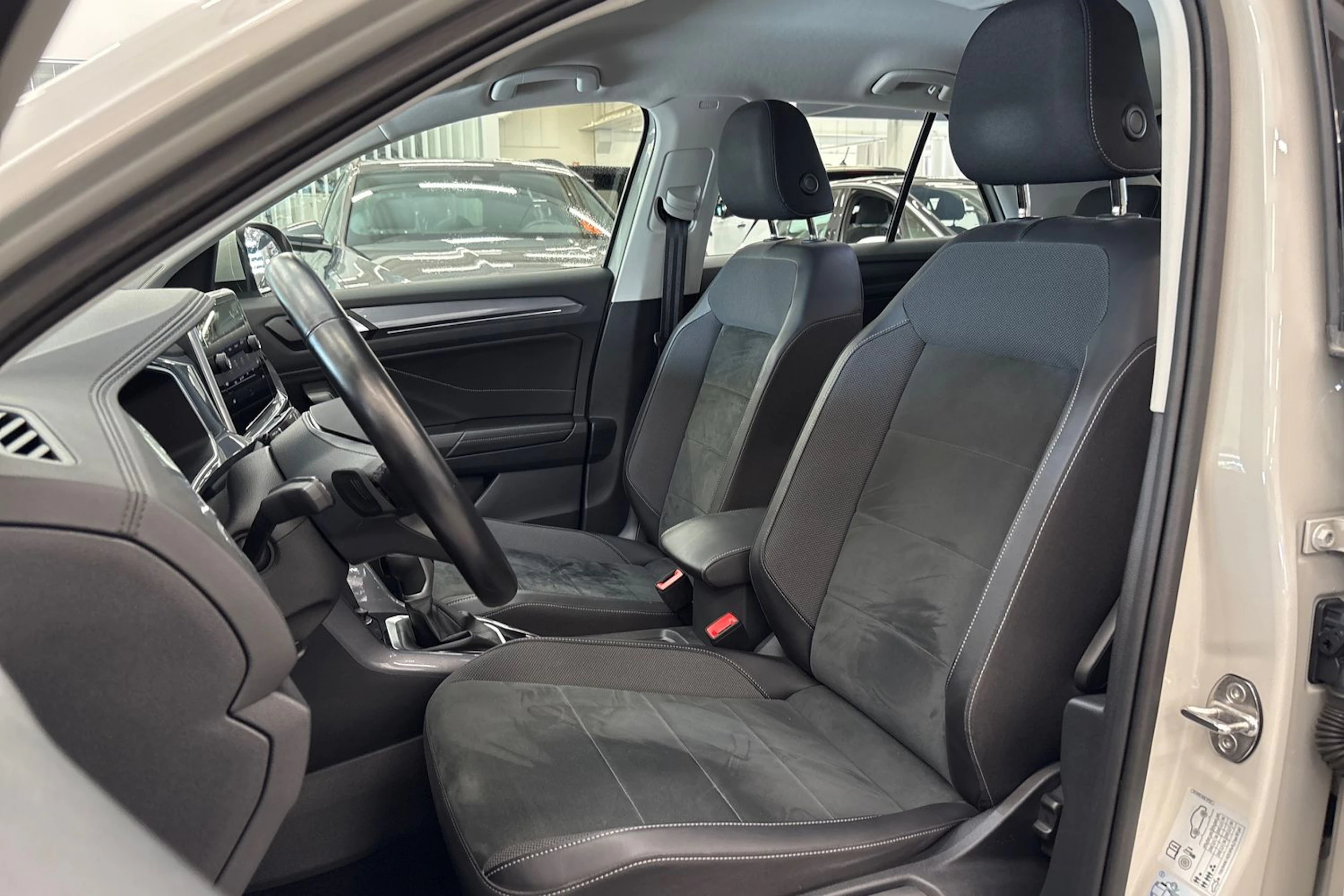 harmaa Volkswagen T-Roc 2023 kuva 11.