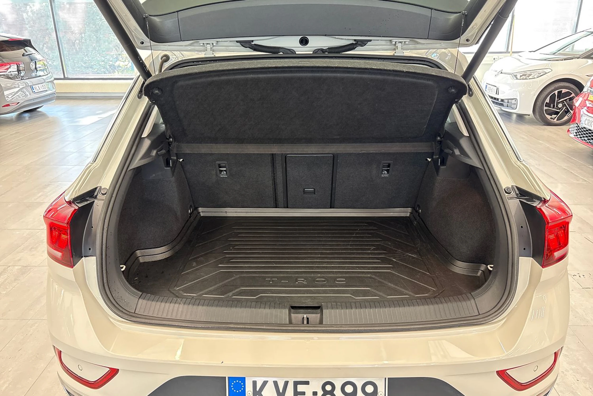 harmaa Volkswagen T-Roc 2023 kuva 15.