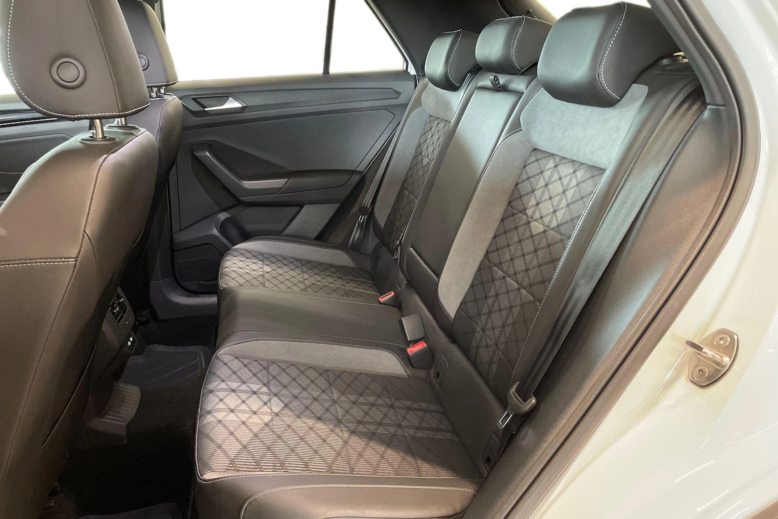 valkoinen Volkswagen T-Roc 2023 kuva 8.