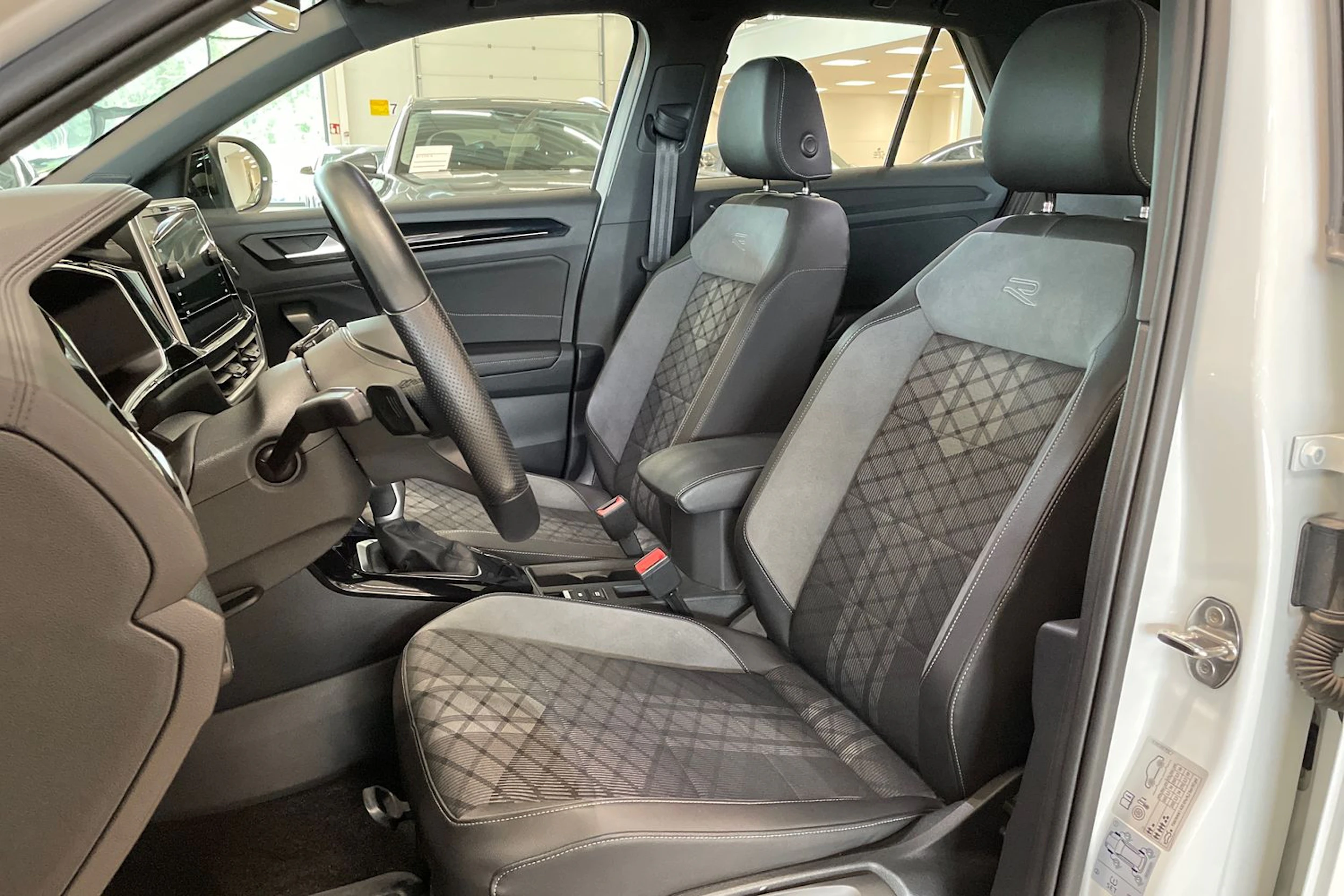 valkoinen Volkswagen T-Roc 2023 kuva 11.