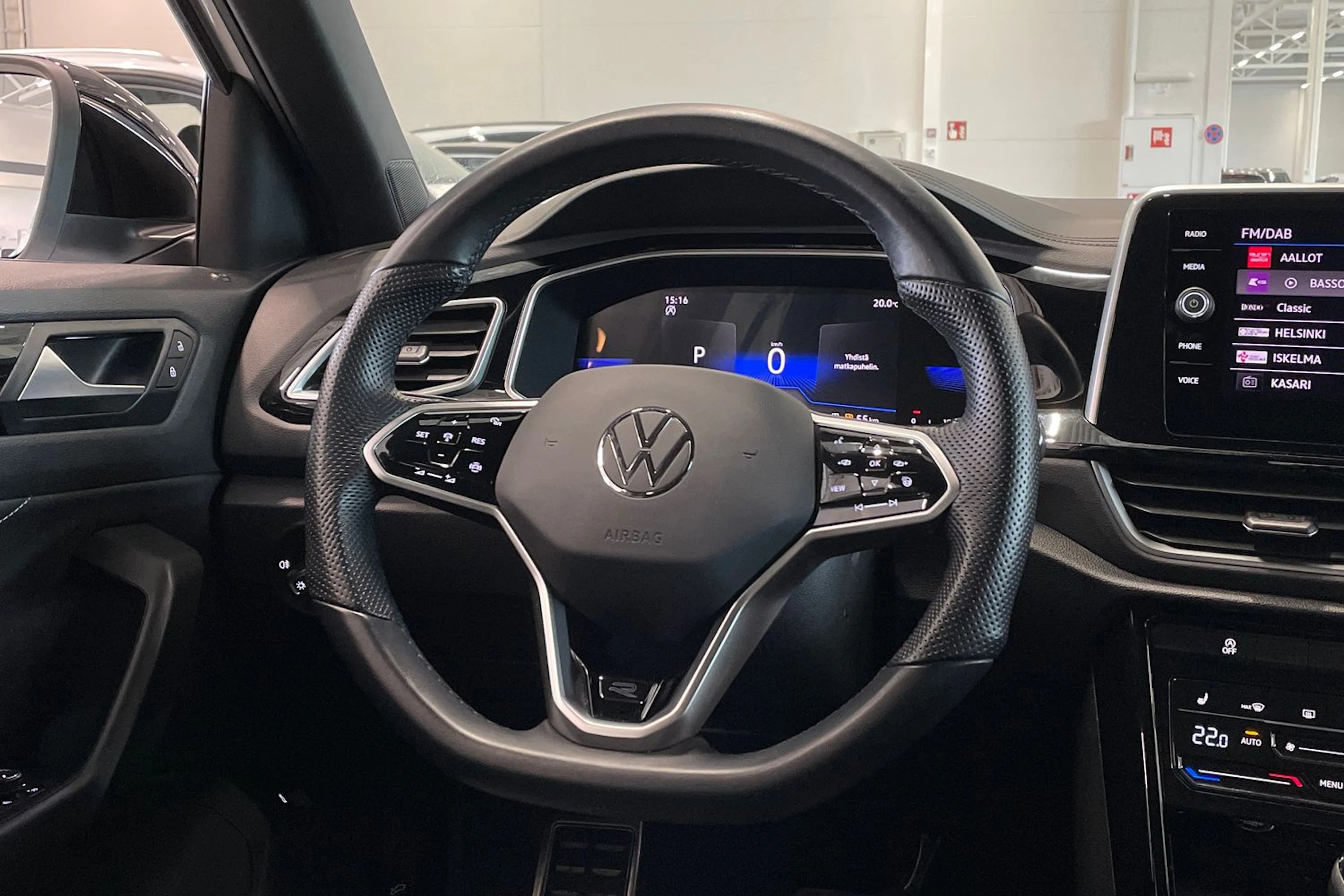 valkoinen Volkswagen T-Roc 2023 kuva 12.