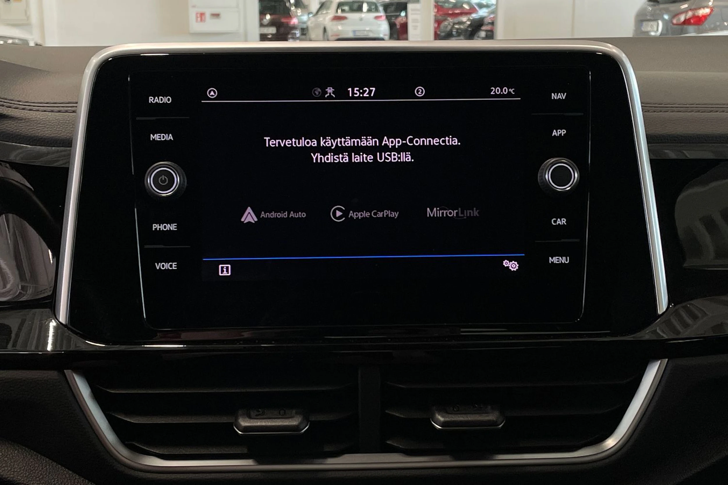 valkoinen Volkswagen T-Roc 2023 kuva 18.