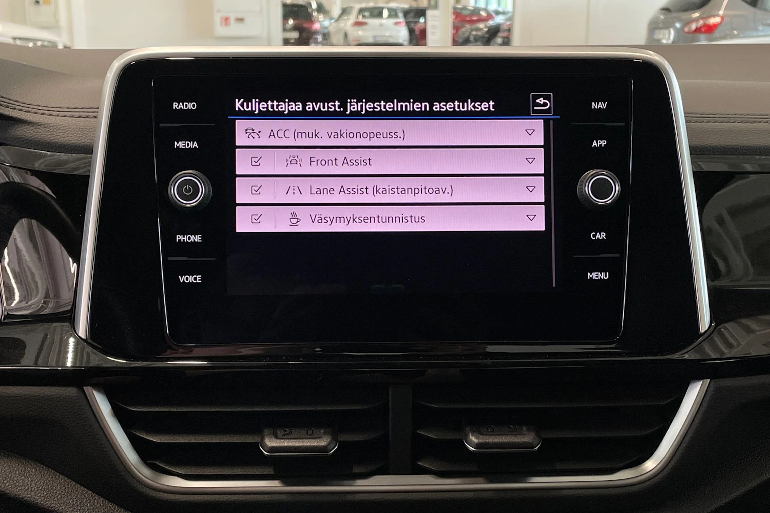 valkoinen Volkswagen T-Roc 2023 kuva 19.