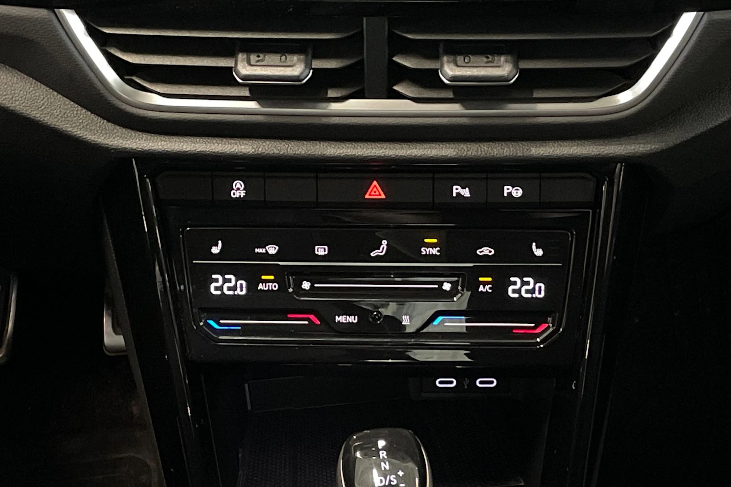 valkoinen Volkswagen T-Roc 2023 kuva 22.