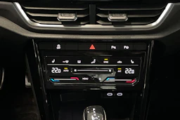 valkoinen Volkswagen T-Roc 2023 kuva 22.