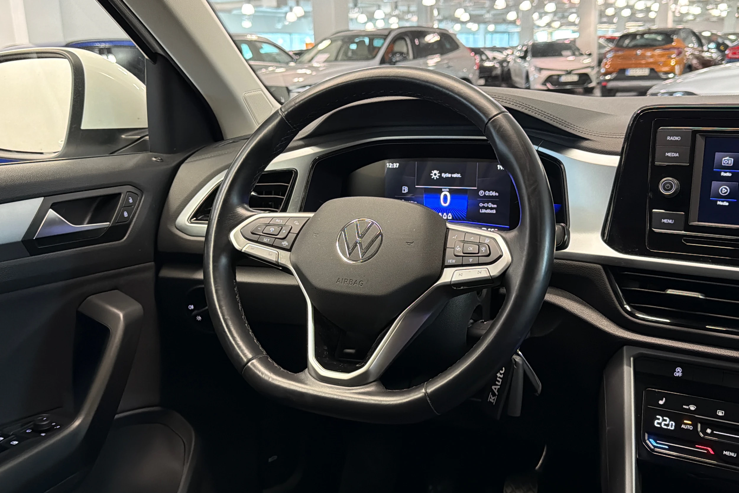 valkoinen Volkswagen T-Roc 2023 kuva 18.