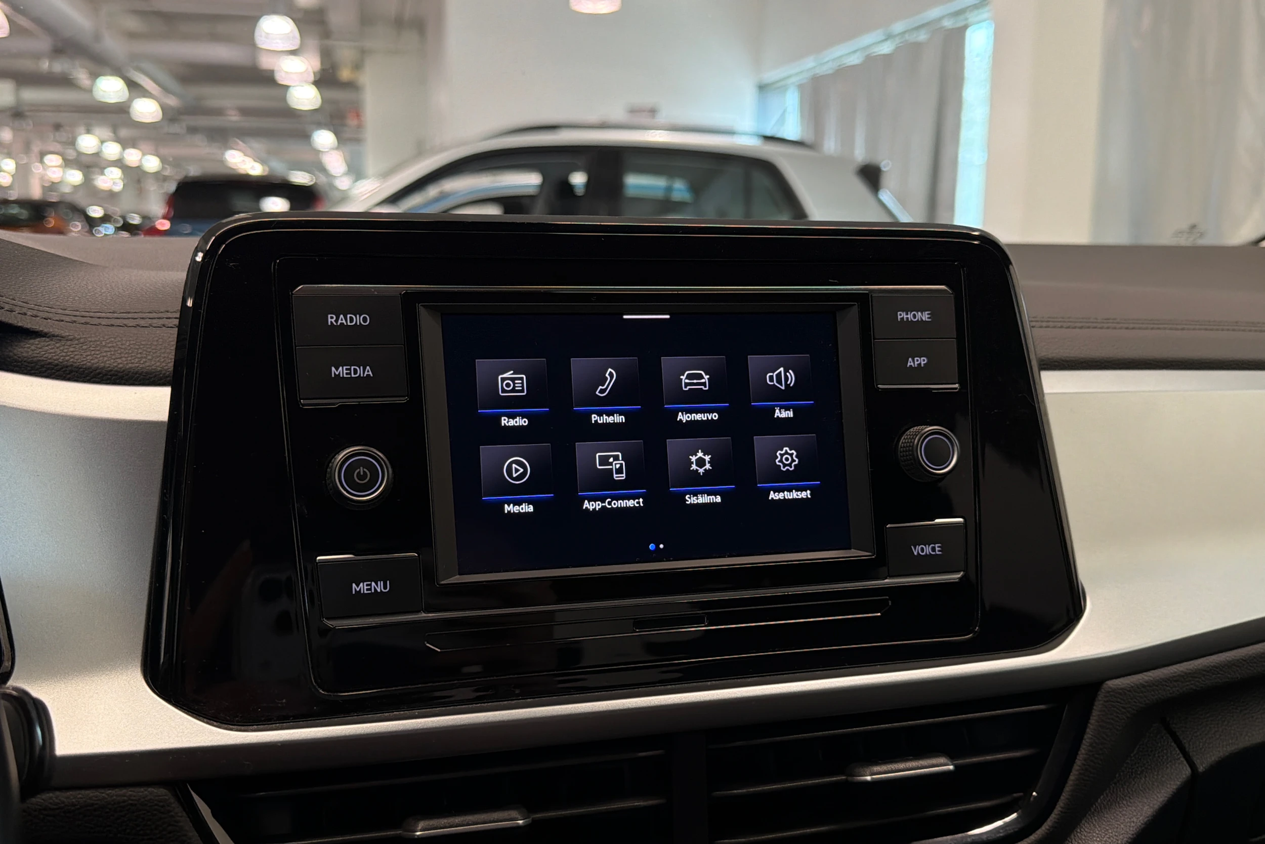valkoinen Volkswagen T-Roc 2023 kuva 27.