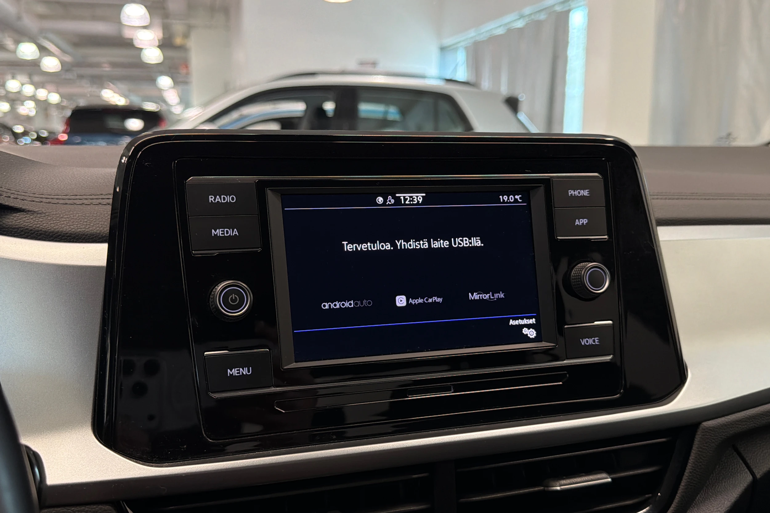 valkoinen Volkswagen T-Roc 2023 kuva 28.
