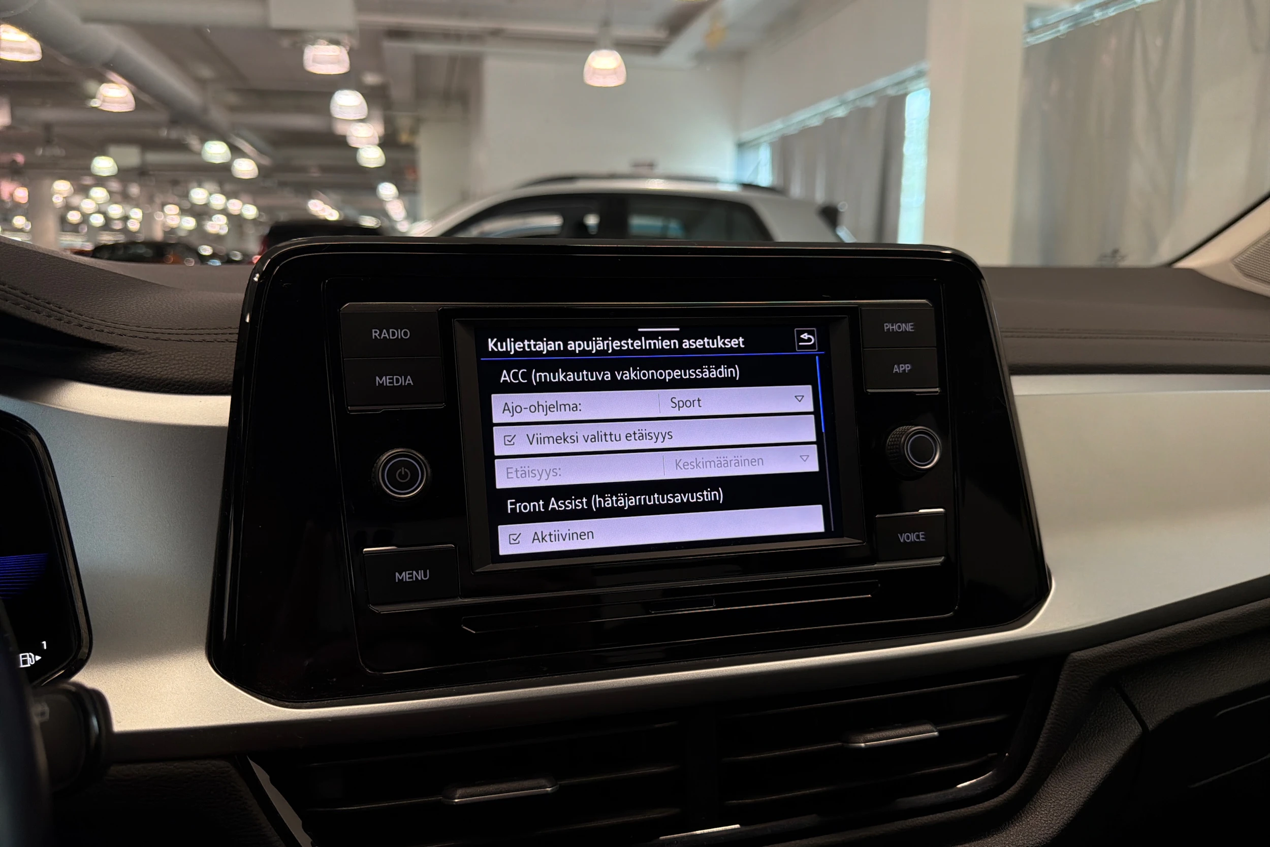 valkoinen Volkswagen T-Roc 2023 kuva 30.