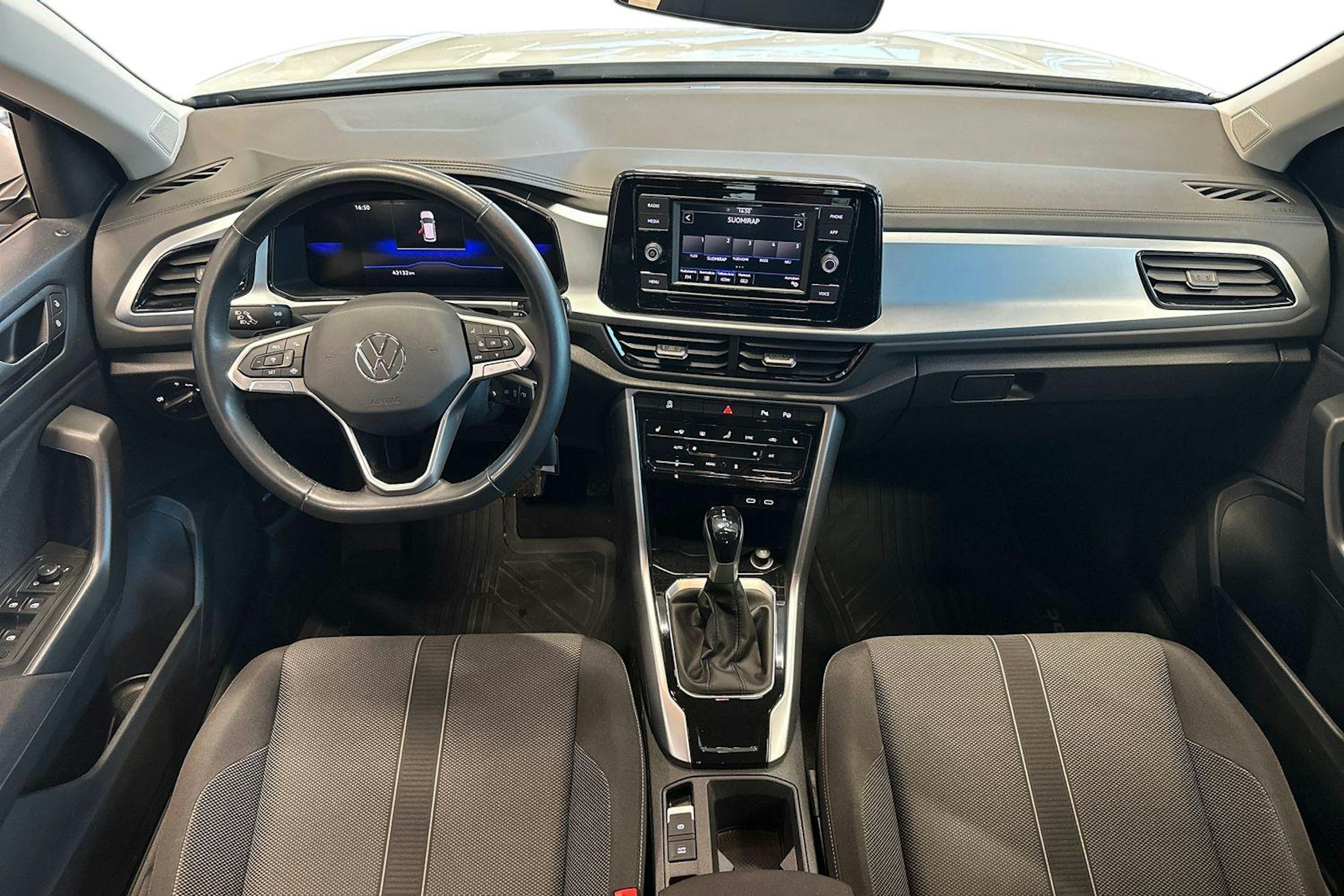 valkoinen Volkswagen T-Roc 2023 kuva 9.