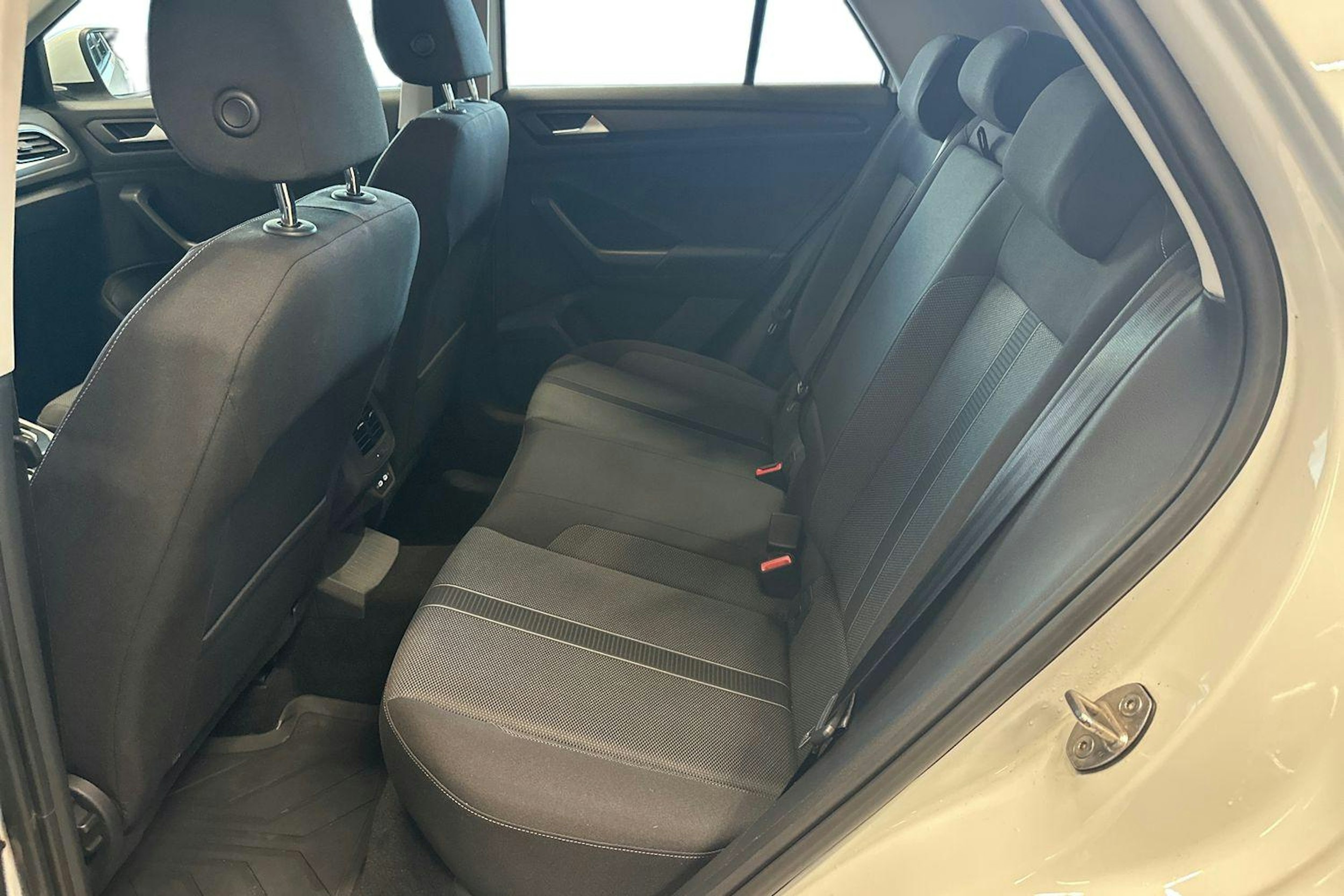 valkoinen Volkswagen T-Roc 2023 kuva 10.