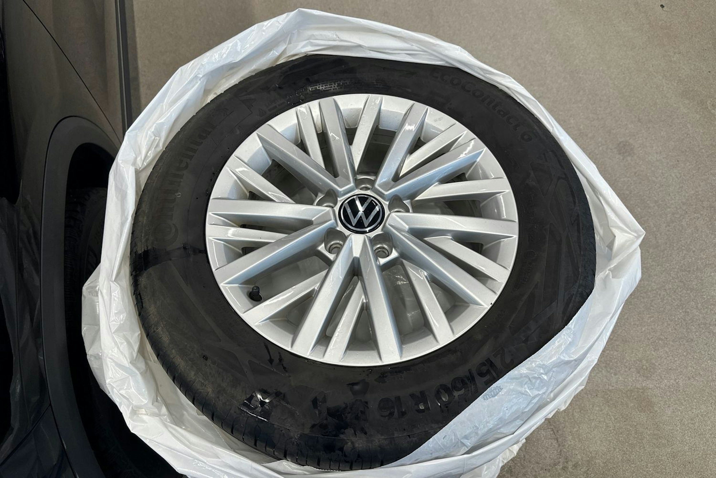 valkoinen Volkswagen T-Roc 2023 kuva 13.