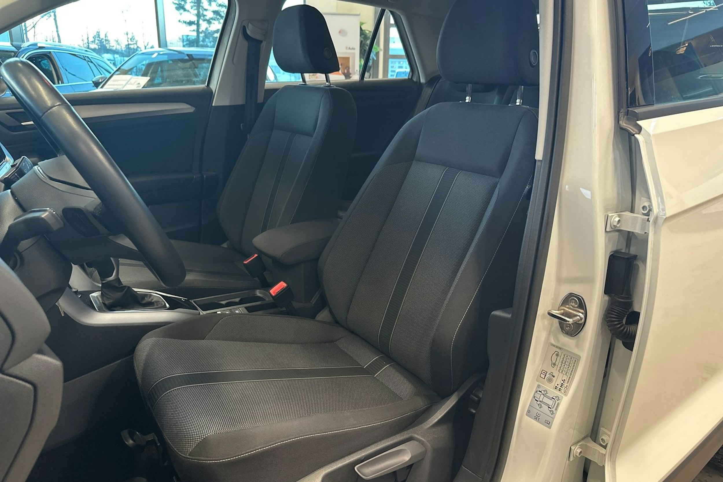 valkoinen Volkswagen T-Roc 2023 kuva 14.