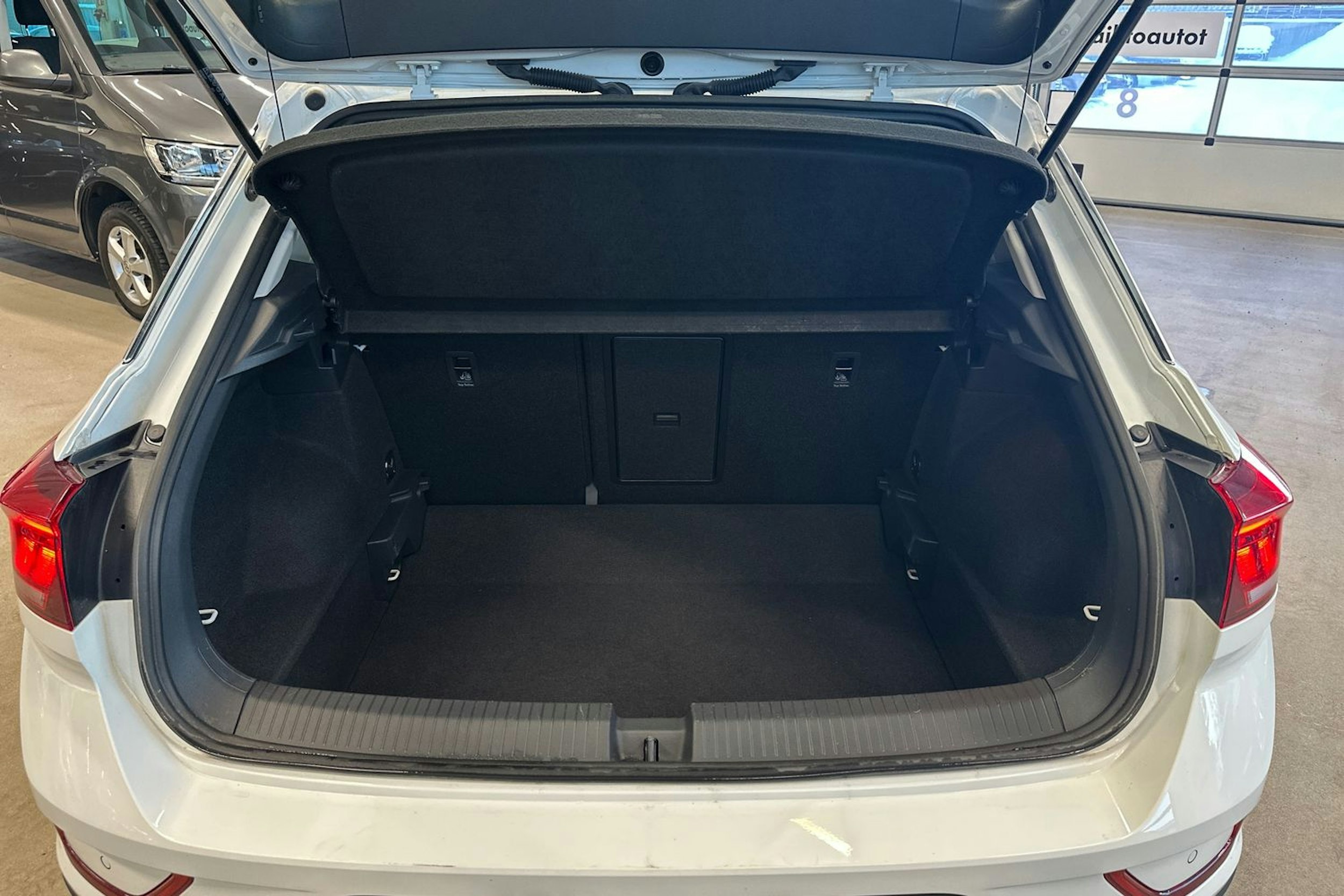 valkoinen Volkswagen T-Roc 2023 kuva 15.