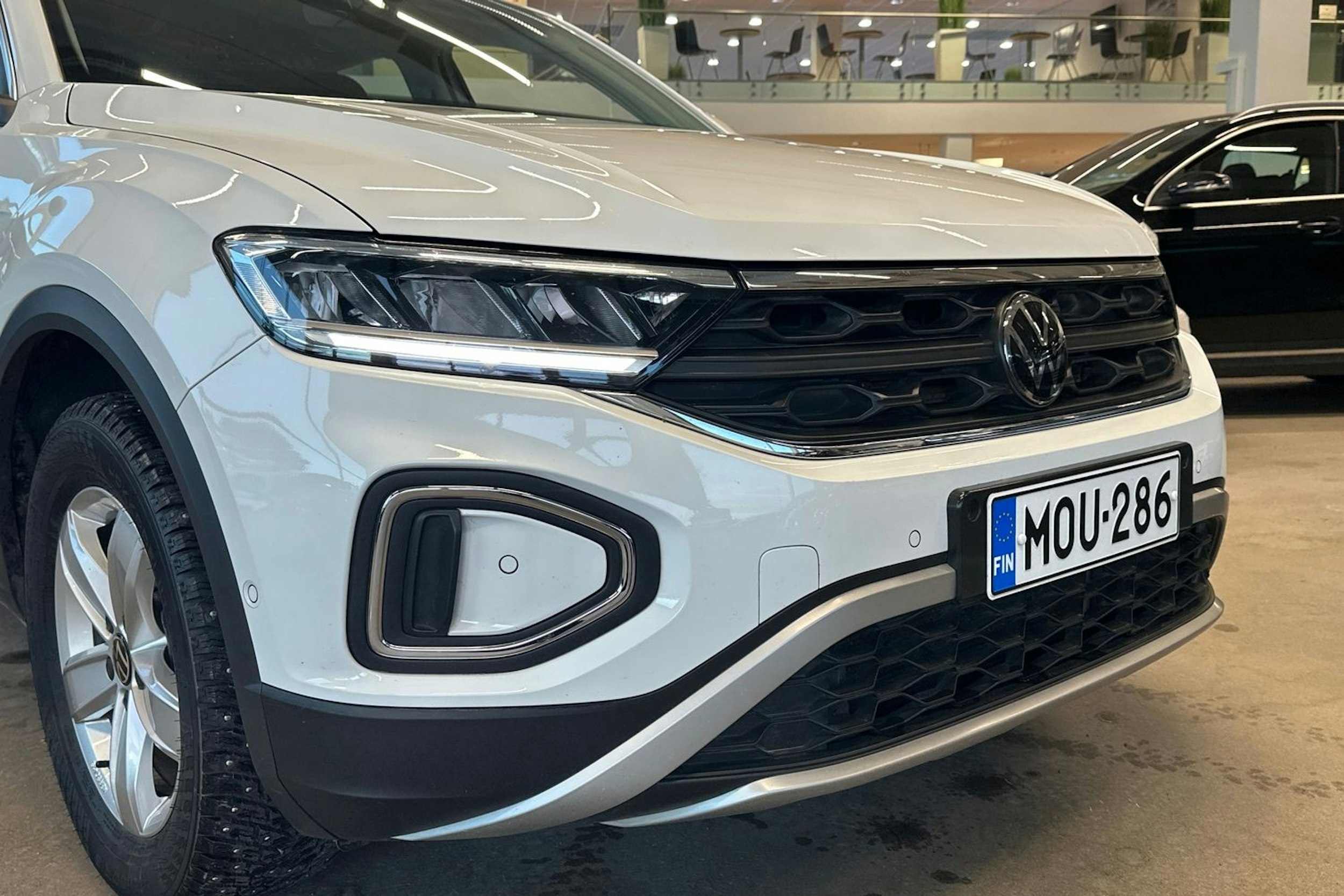 valkoinen Volkswagen T-Roc 2023 kuva 18.