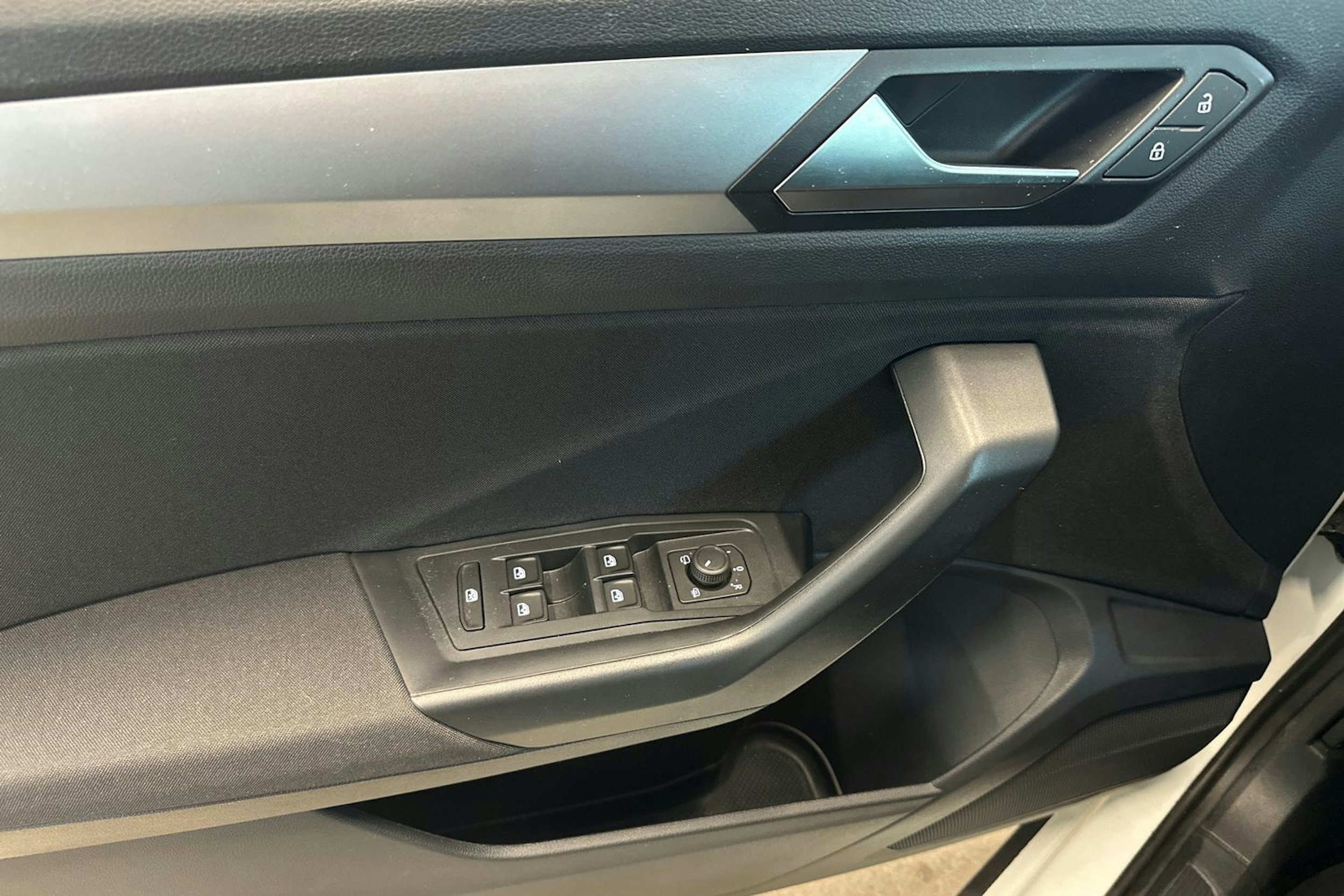 valkoinen Volkswagen T-Roc 2023 kuva 19.