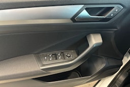 valkoinen Volkswagen T-Roc 2023 kuva 19.