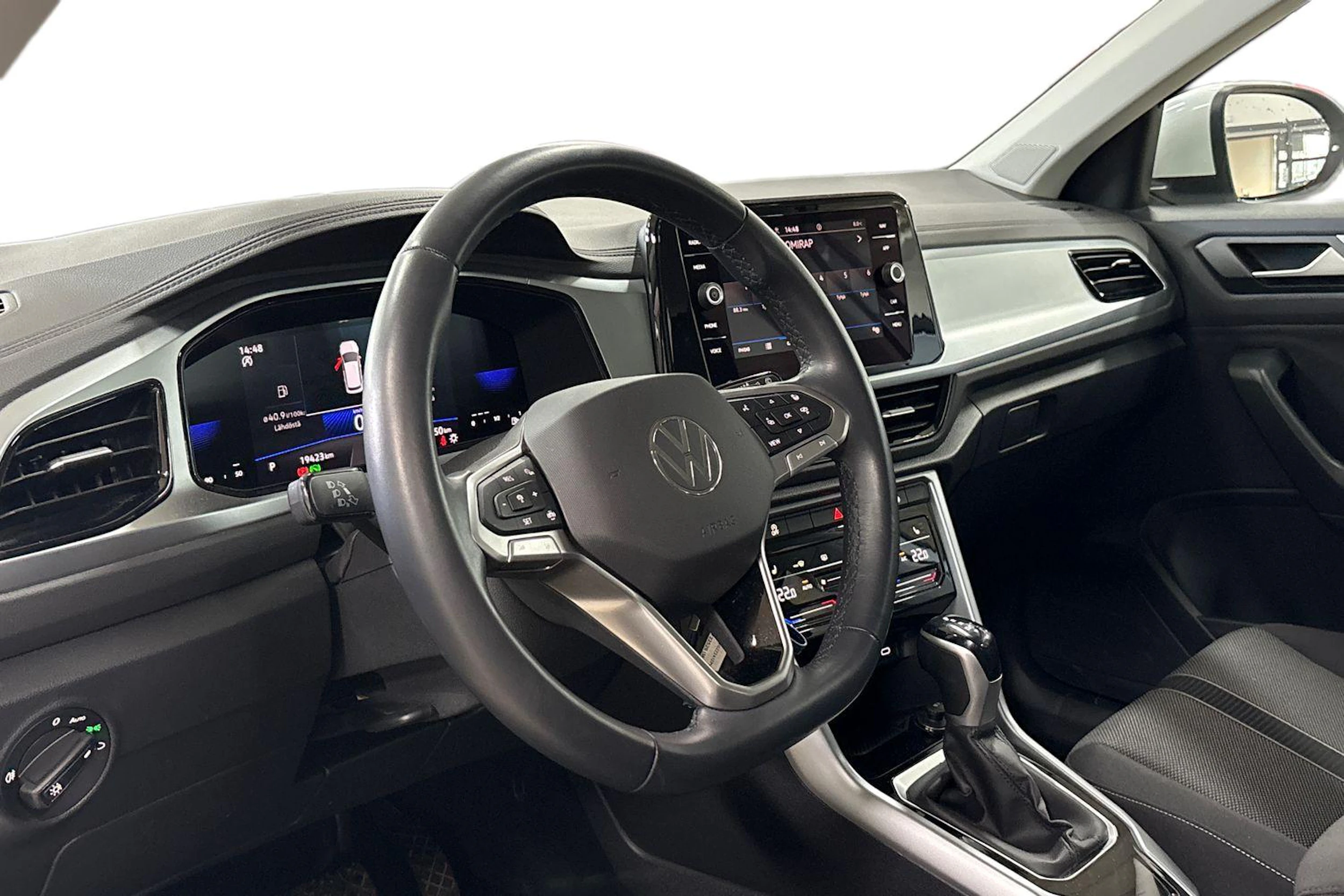 valkoinen Volkswagen T-Roc 2023 kuva 8.