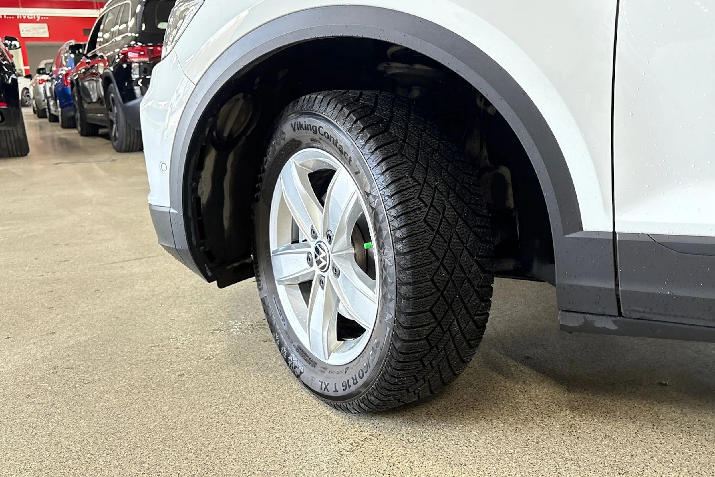 valkoinen Volkswagen T-Roc 2023 kuva 13.