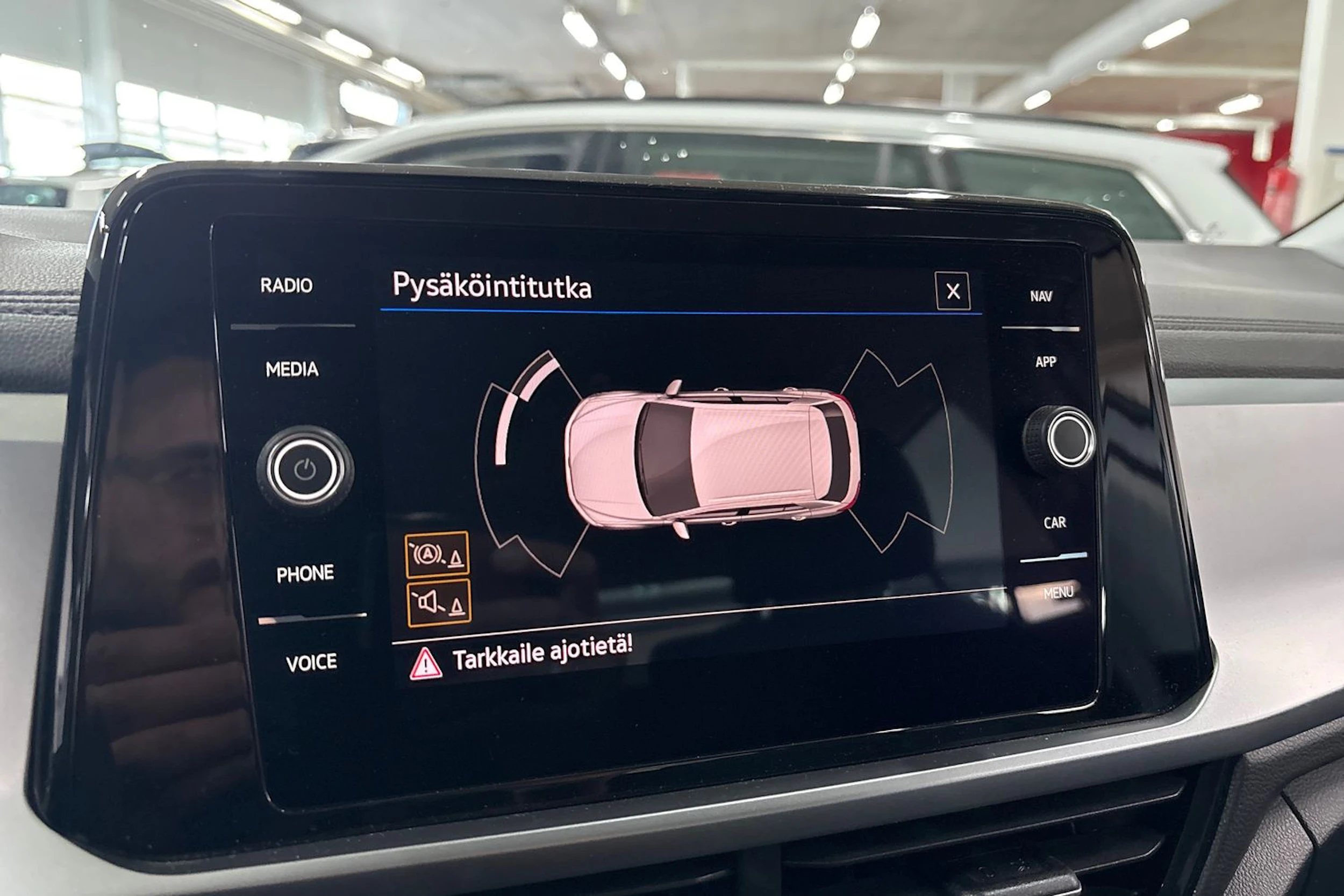 valkoinen Volkswagen T-Roc 2023 kuva 19.