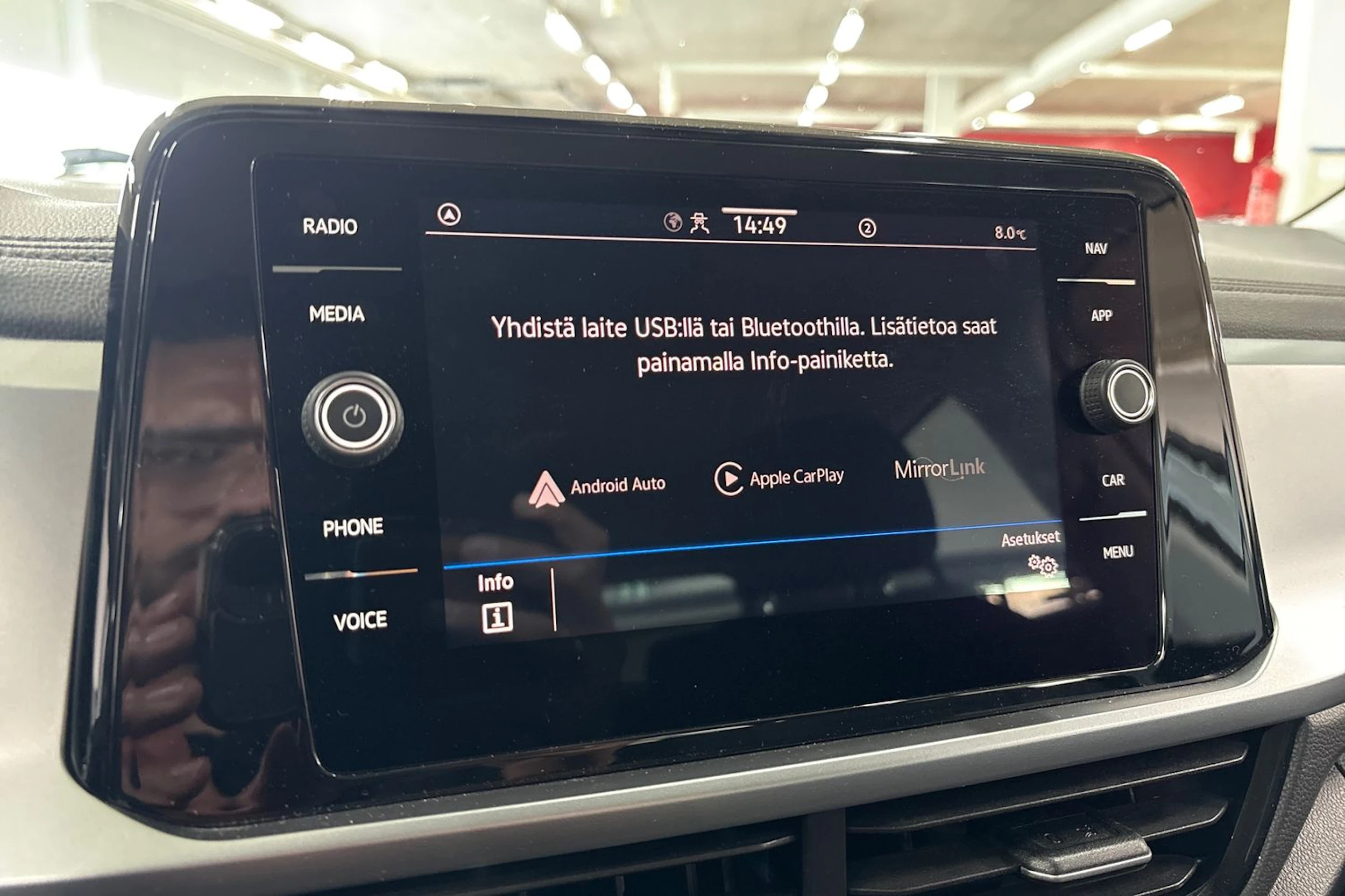 valkoinen Volkswagen T-Roc 2023 kuva 20.