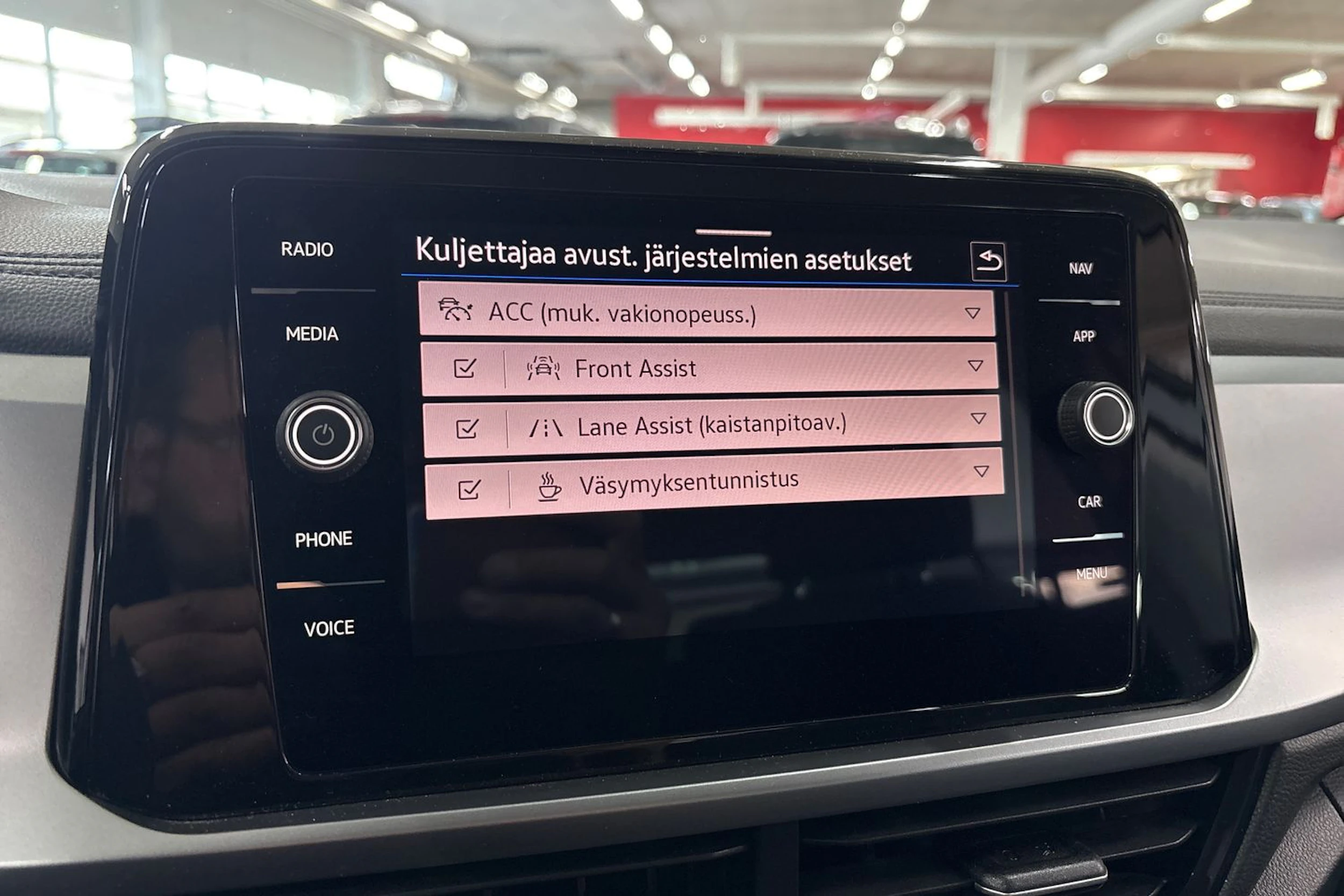 valkoinen Volkswagen T-Roc 2023 kuva 22.