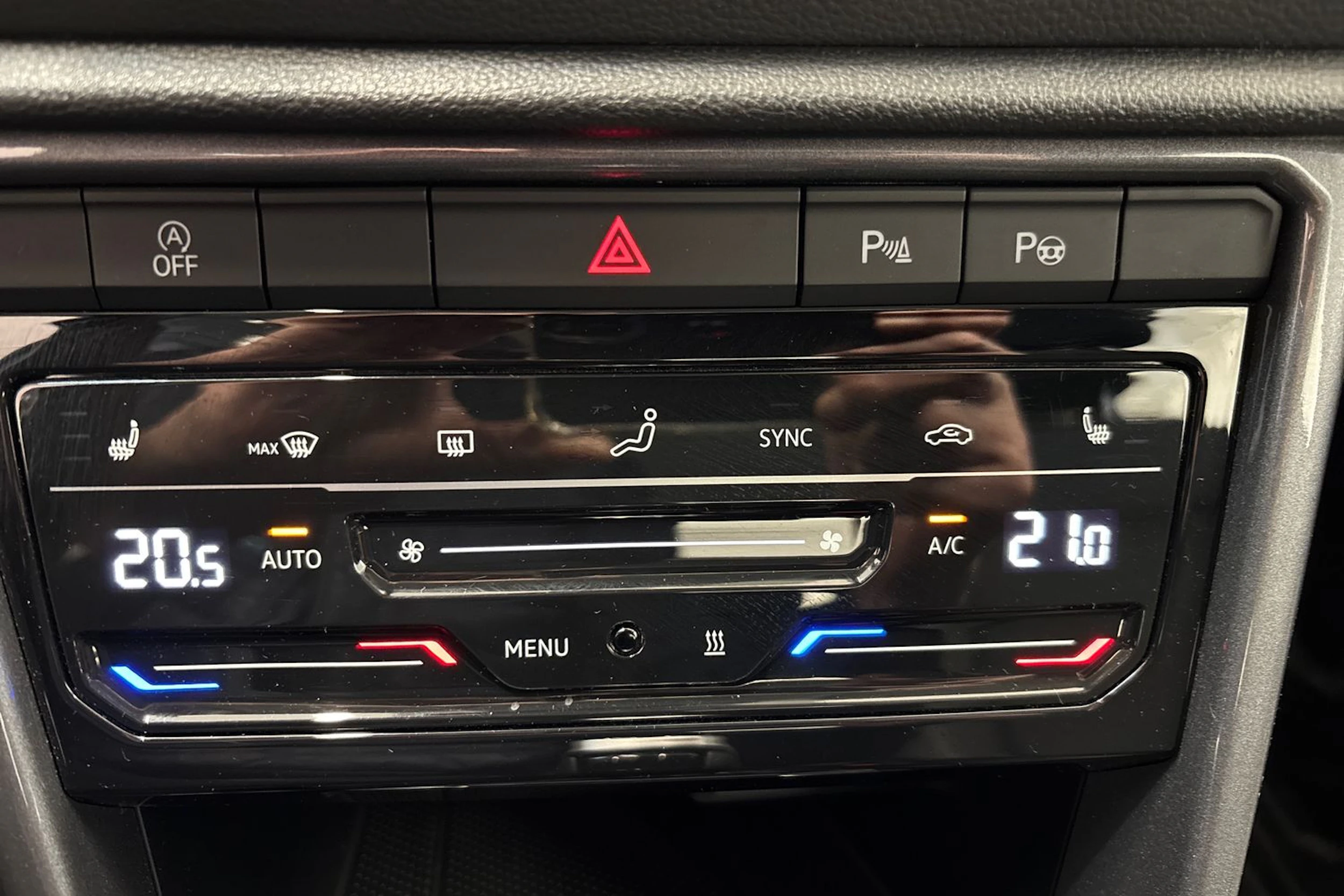 Sininen Volkswagen T-Roc 2023 kuva 17.