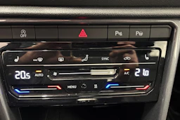Sininen Volkswagen T-Roc 2023 kuva 17.