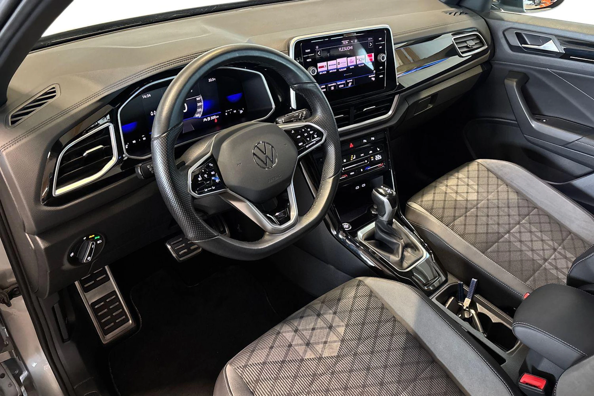 Harmaa Volkswagen T-Roc 2023 kuva 8.