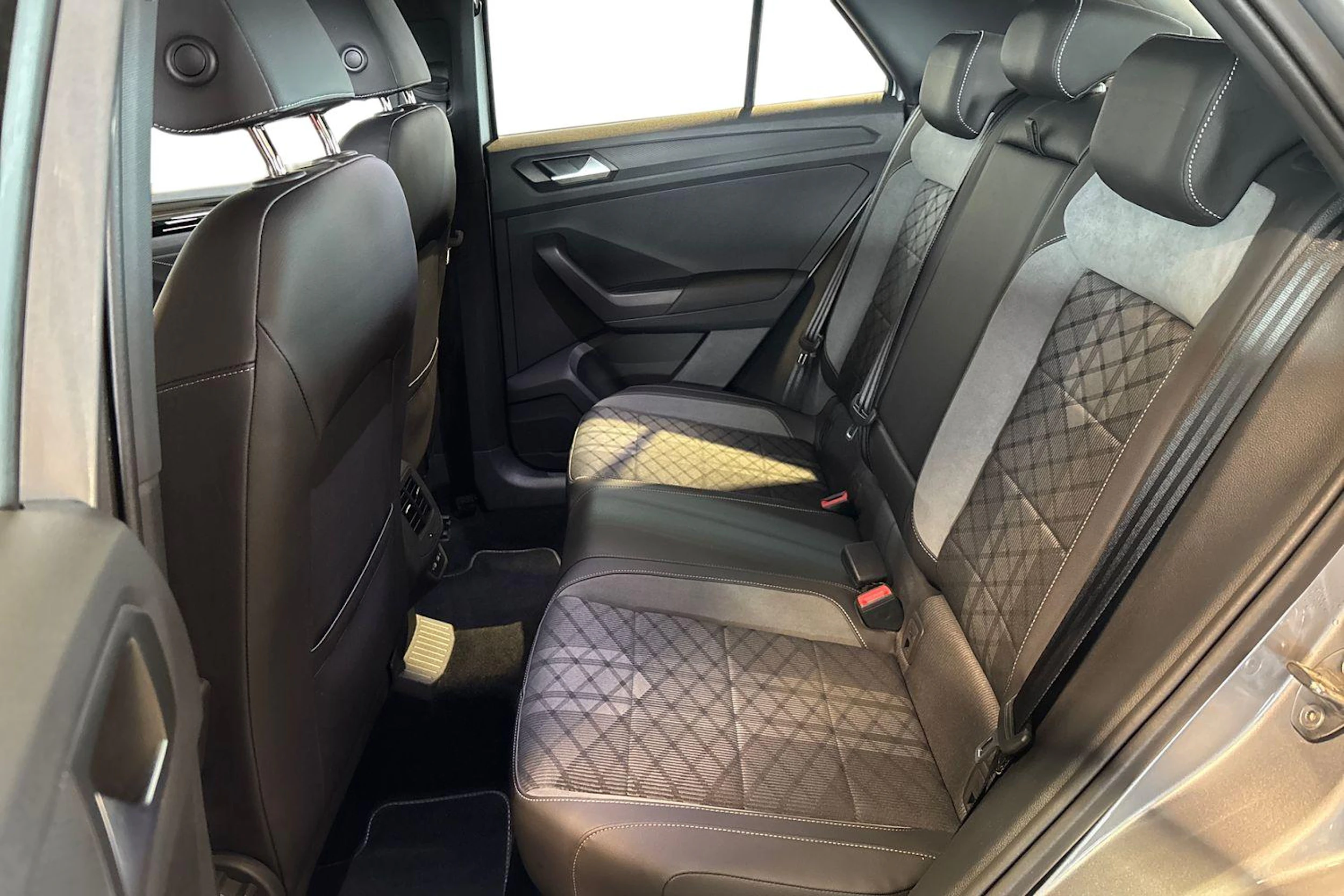Harmaa Volkswagen T-Roc 2023 kuva 11.