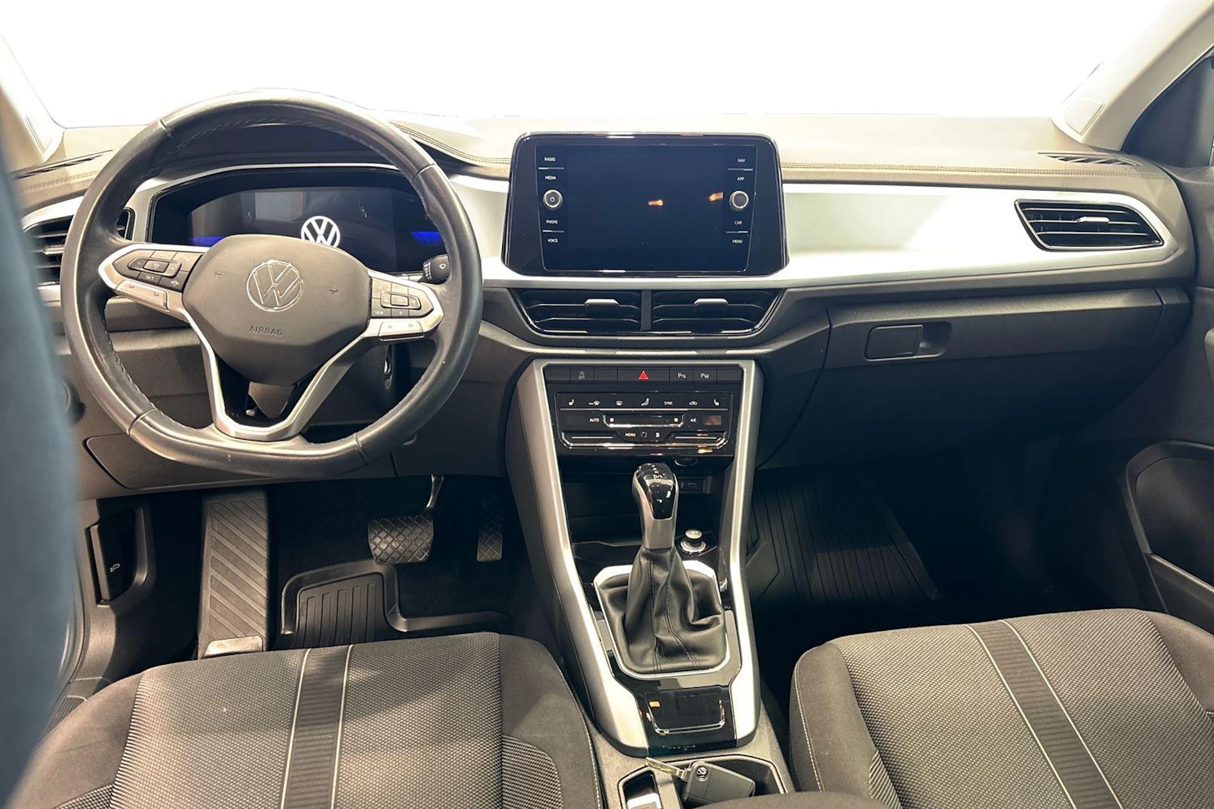 Valkoinen Volkswagen T-Roc 2023 kuva 7.