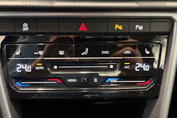 Valkoinen Volkswagen T-Roc 2023 kuva 17.