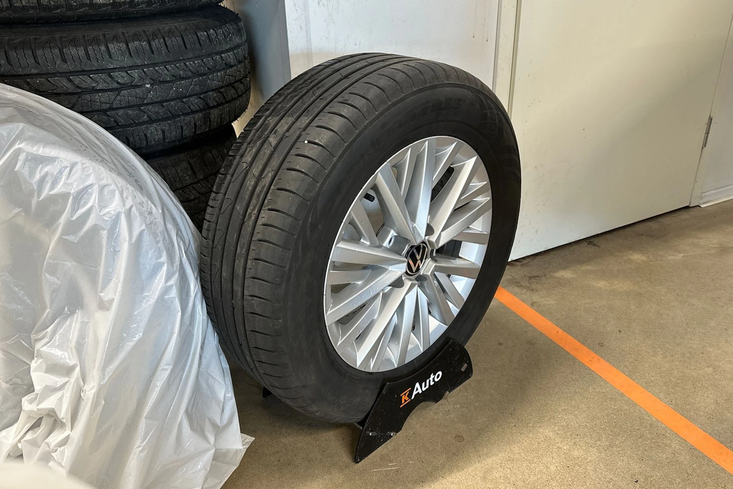 harmaa Volkswagen T-Roc 2023 kuva 10.