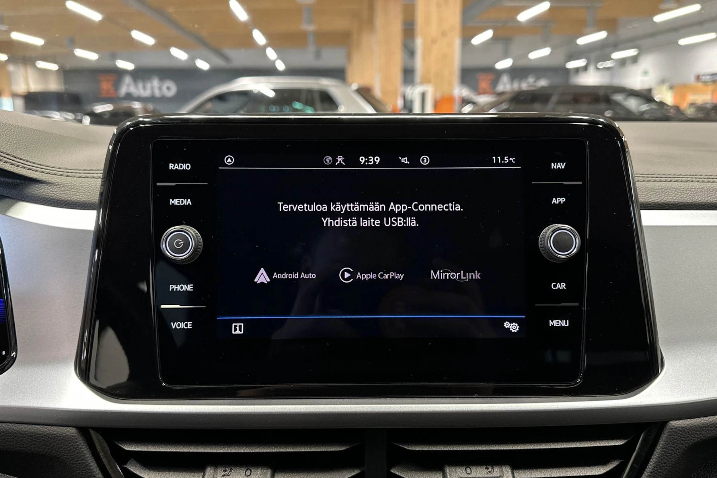 harmaa Volkswagen T-Roc 2023 kuva 14.