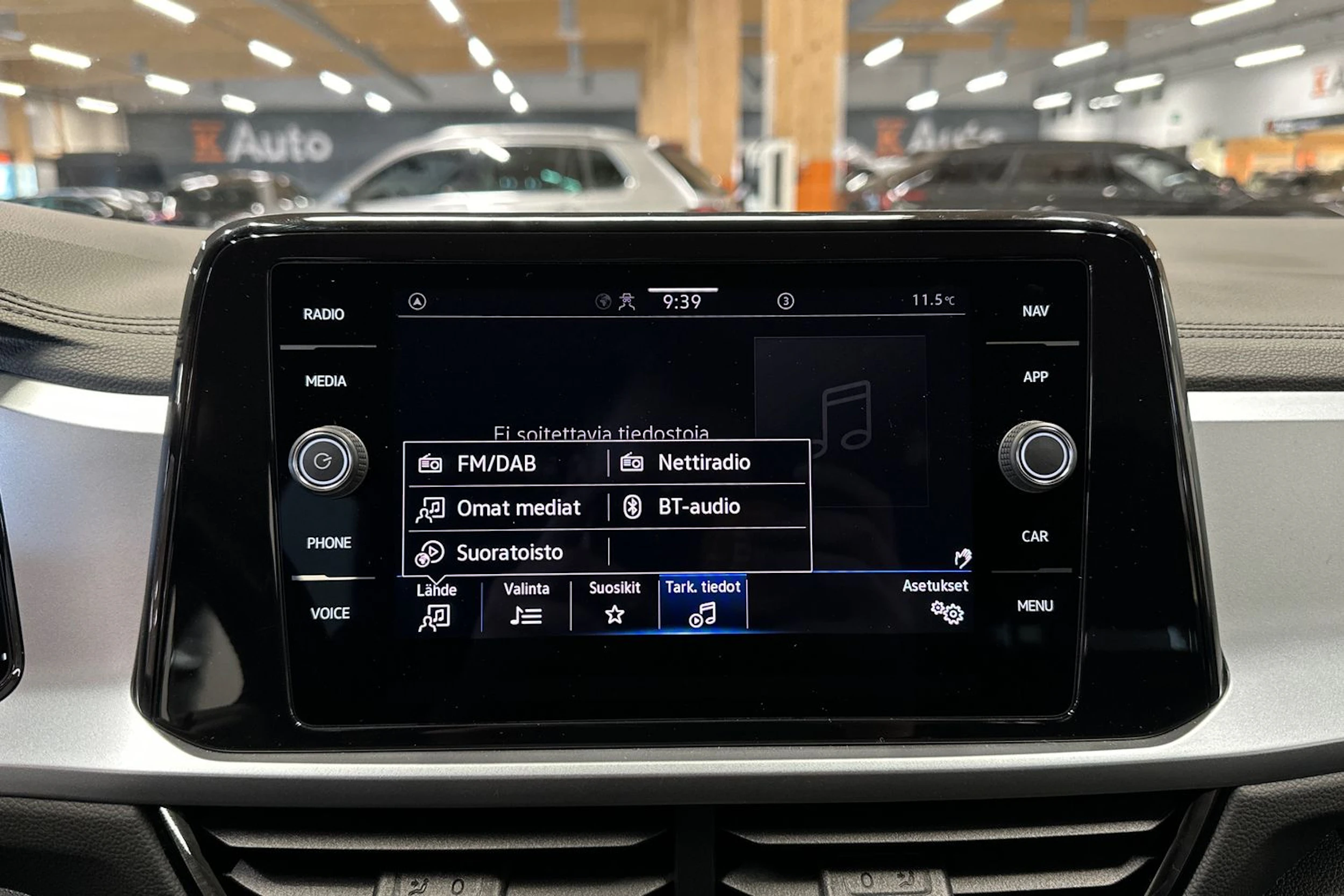 harmaa Volkswagen T-Roc 2023 kuva 16.