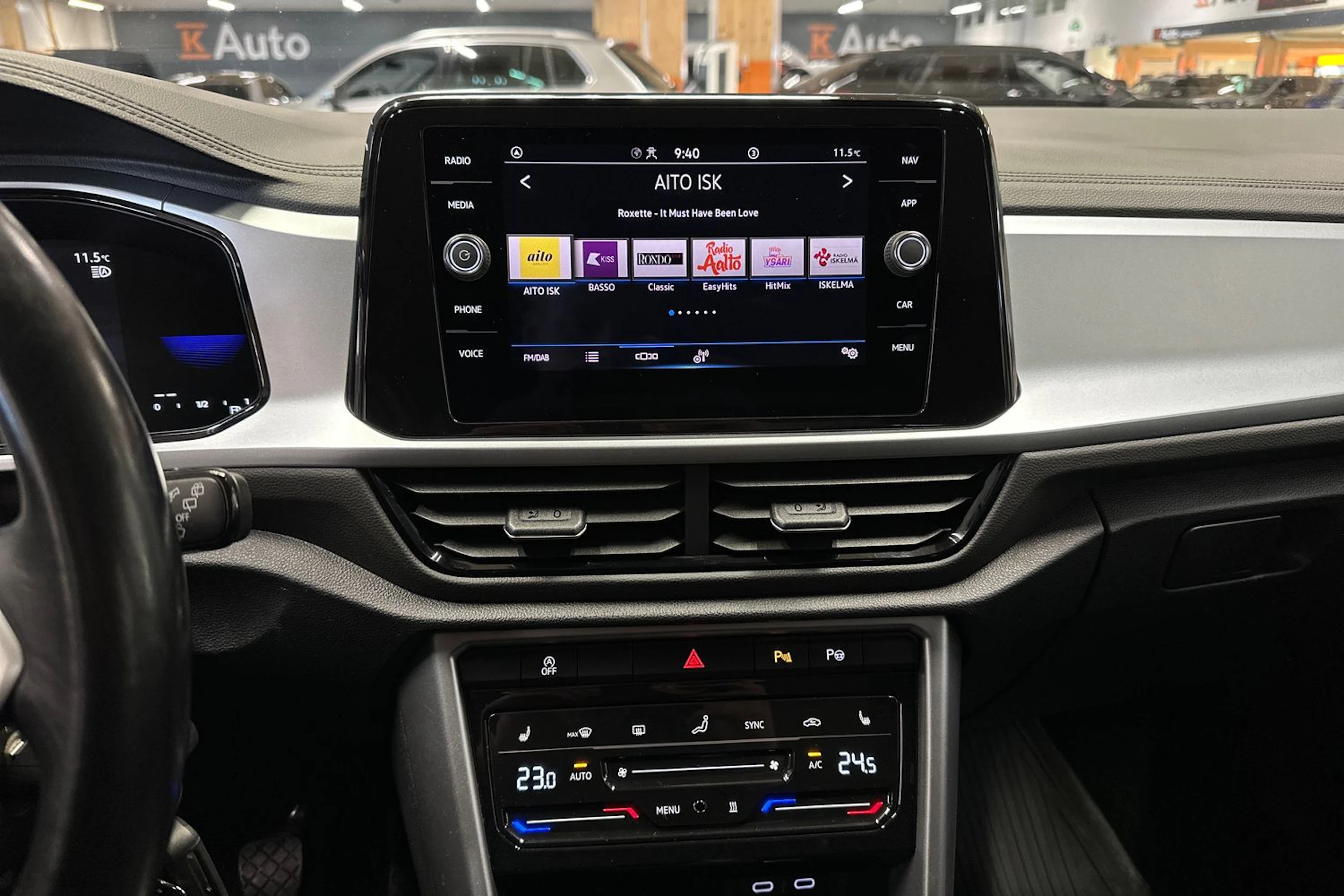 harmaa Volkswagen T-Roc 2023 kuva 17.