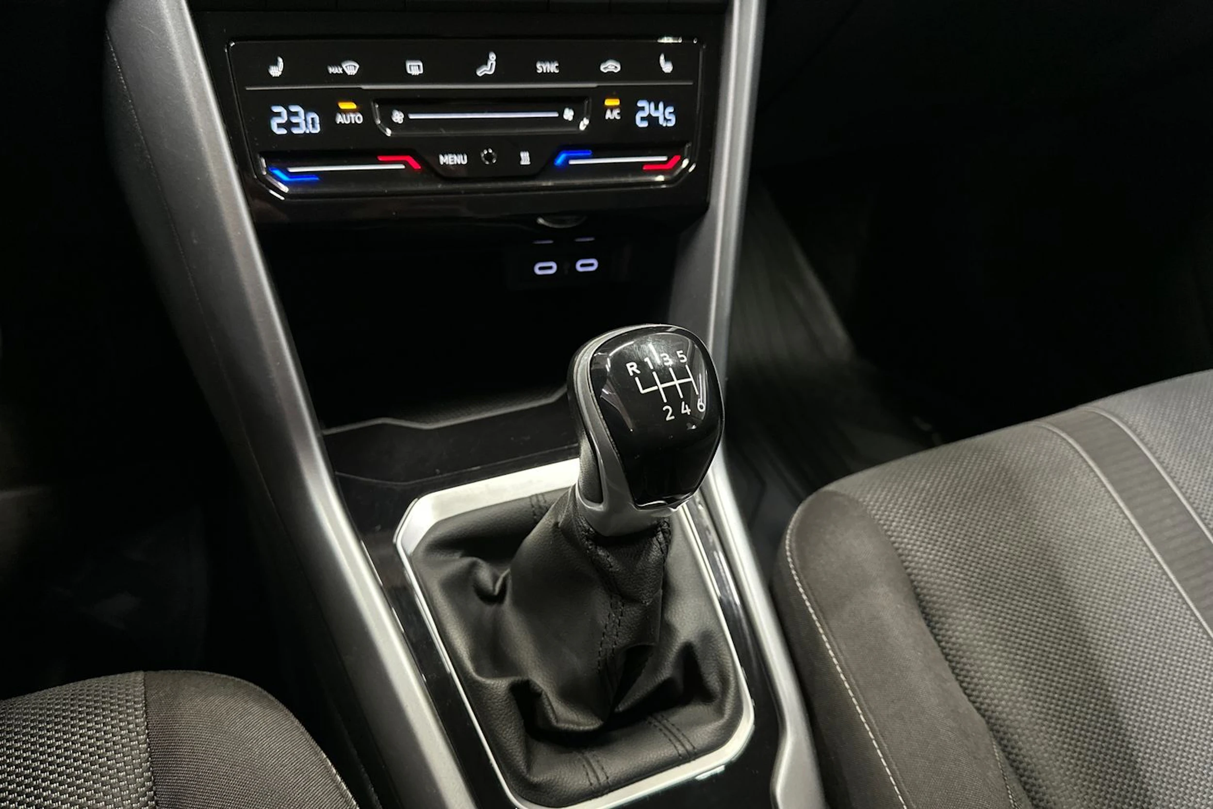 harmaa Volkswagen T-Roc 2023 kuva 19.