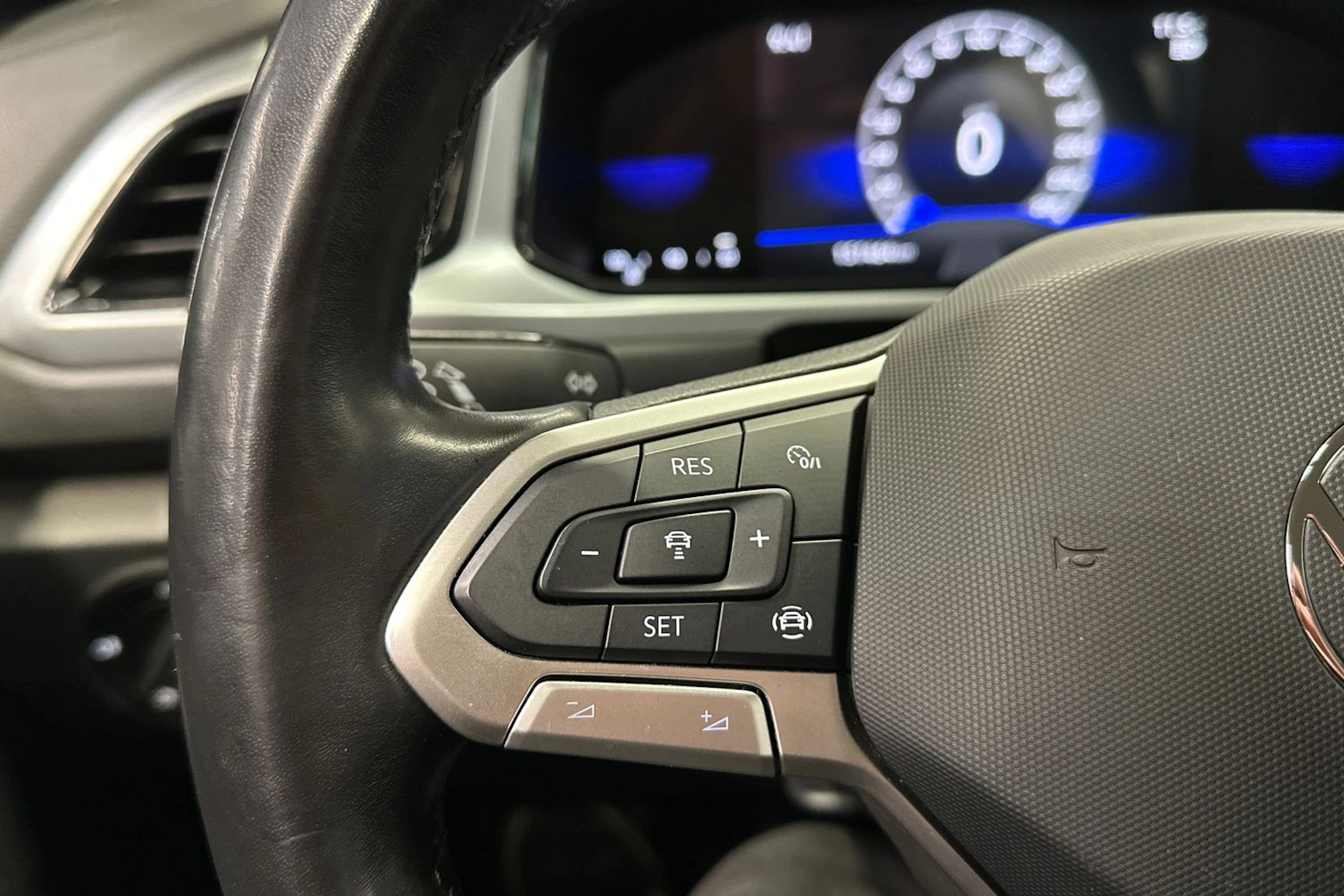 harmaa Volkswagen T-Roc 2023 kuva 21.