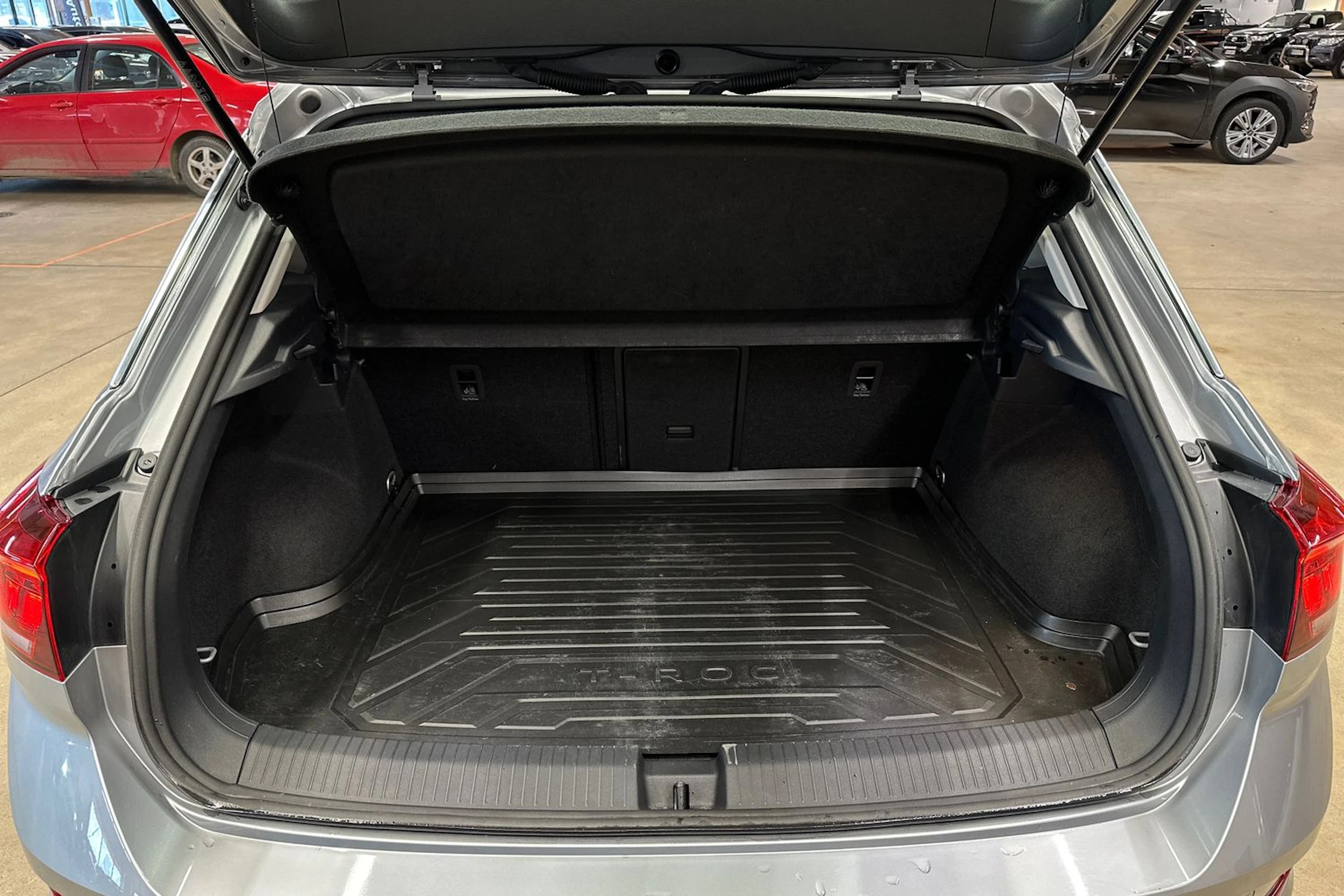 harmaa Volkswagen T-Roc 2023 kuva 25.