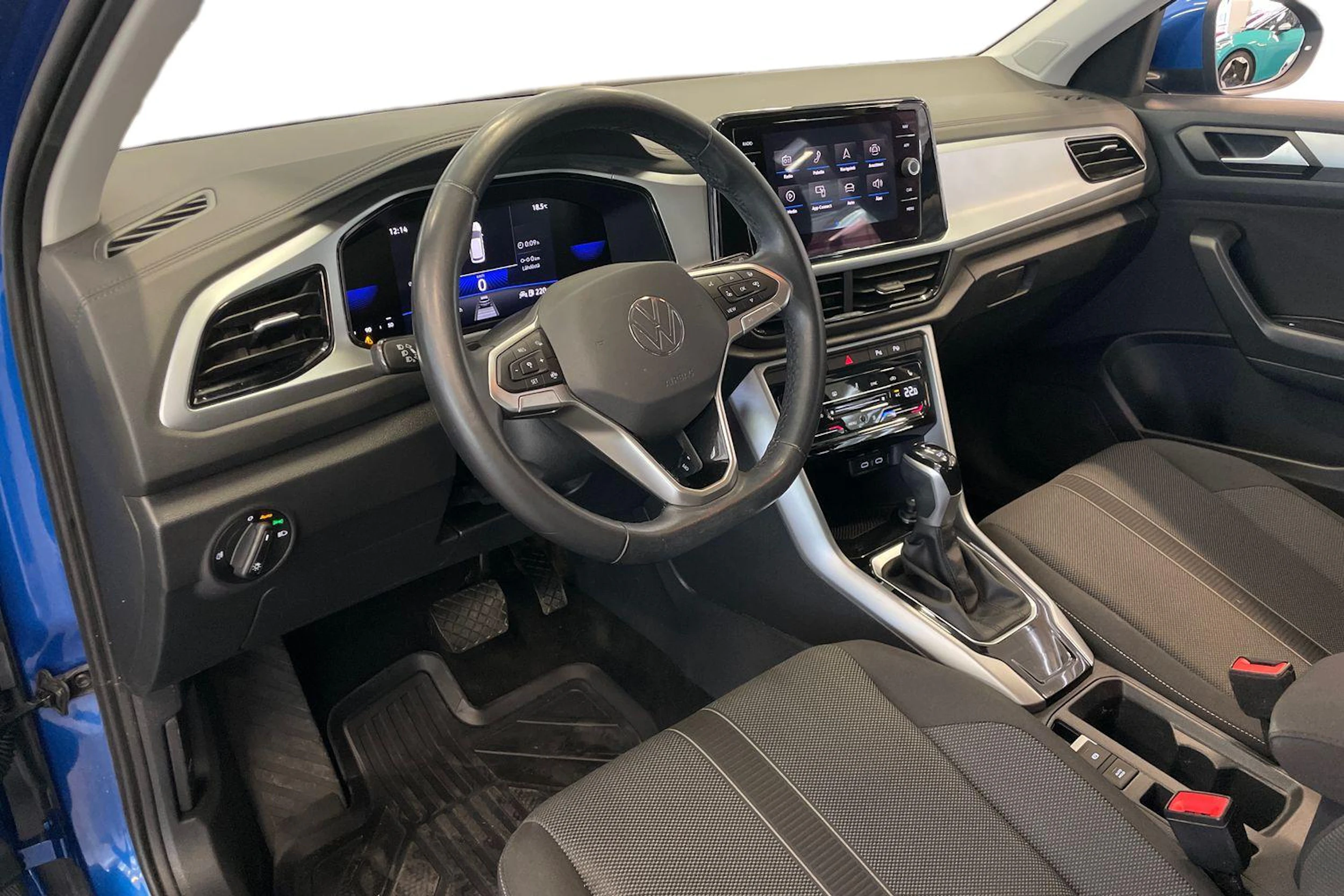 sininen Volkswagen T-Roc 2023 kuva 6.