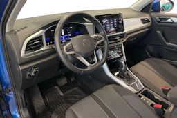 sininen Volkswagen T-Roc 2023 kuva 6.