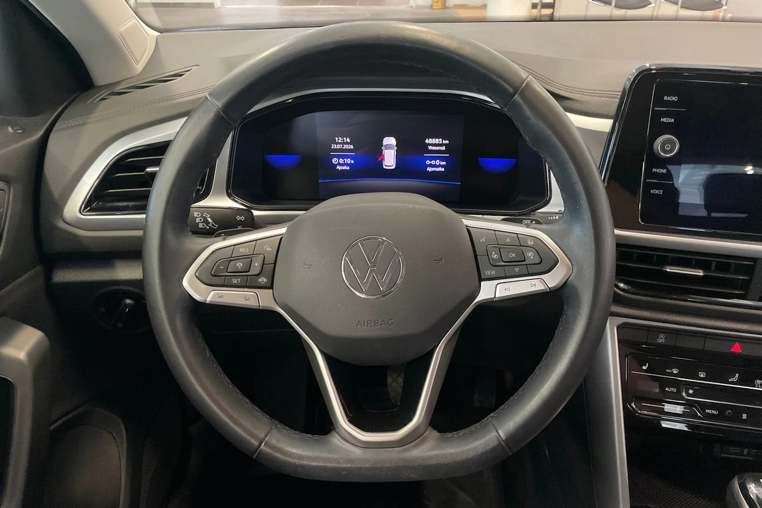 sininen Volkswagen T-Roc 2023 kuva 11.