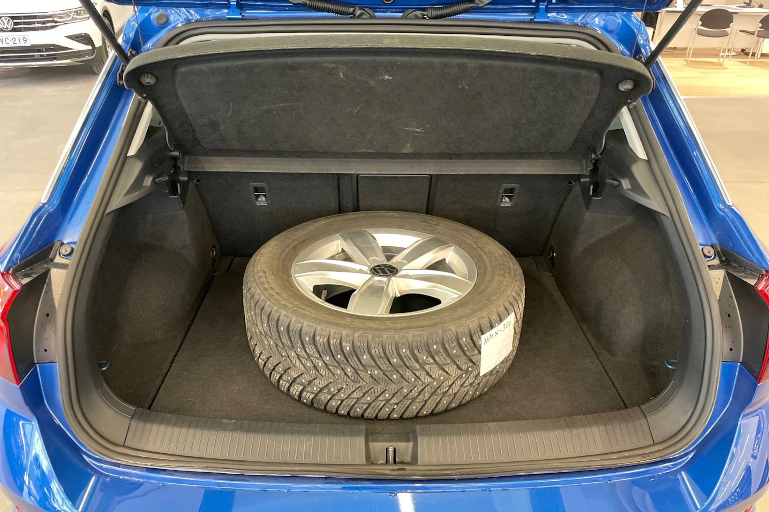 sininen Volkswagen T-Roc 2023 kuva 12.