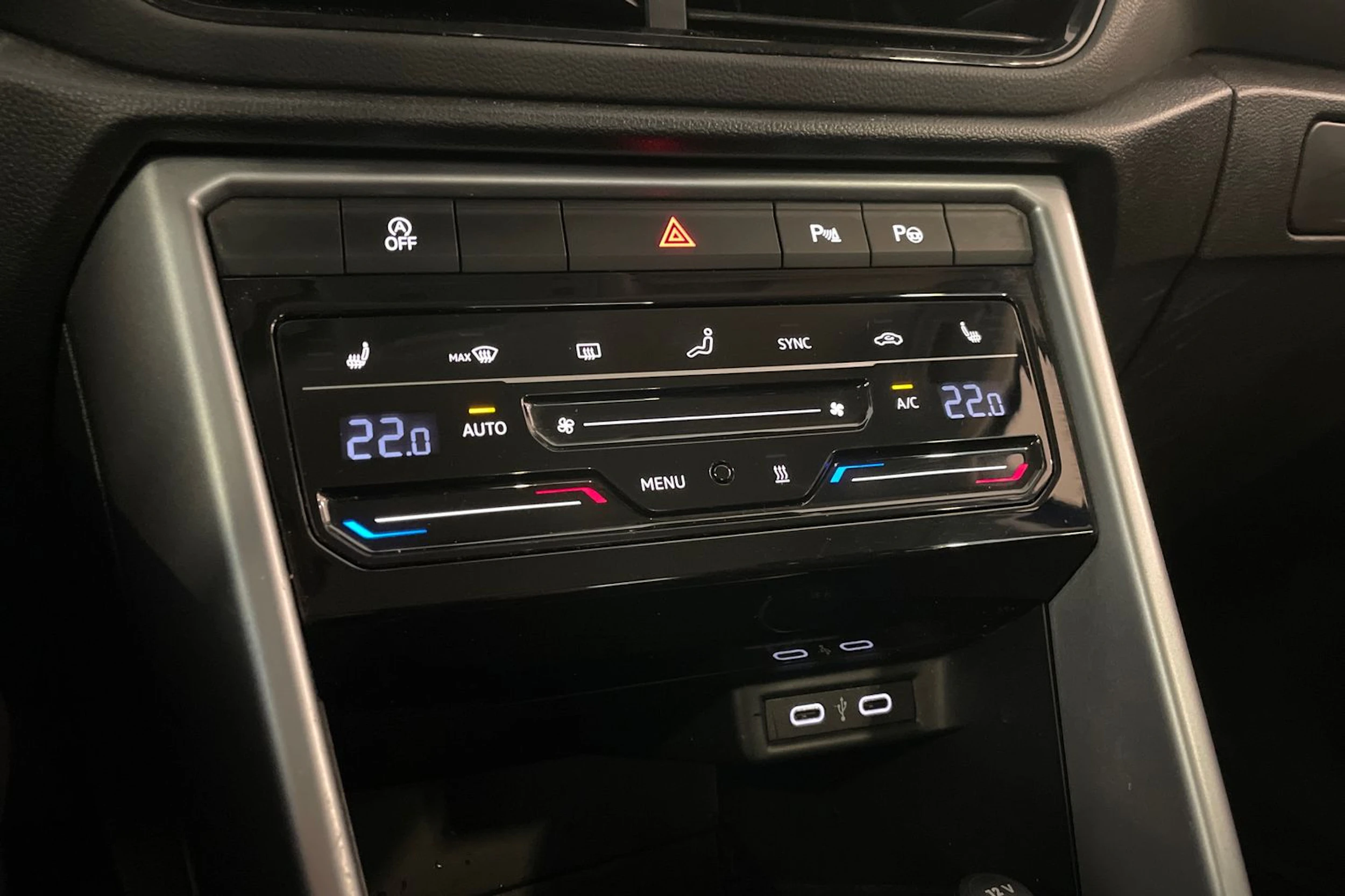 sininen Volkswagen T-Roc 2023 kuva 16.