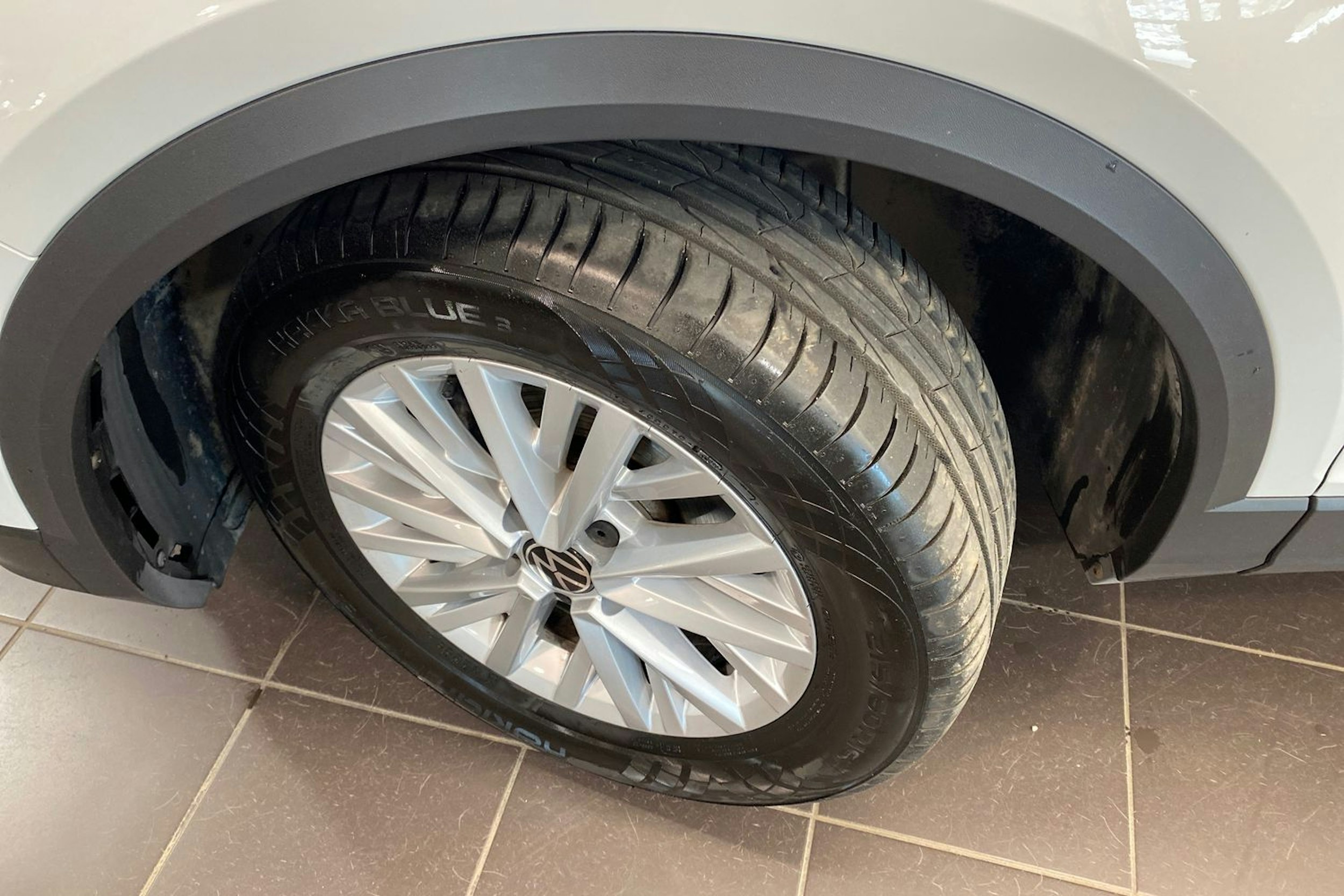Valkoinen Volkswagen T-Roc 2023 kuva 13.