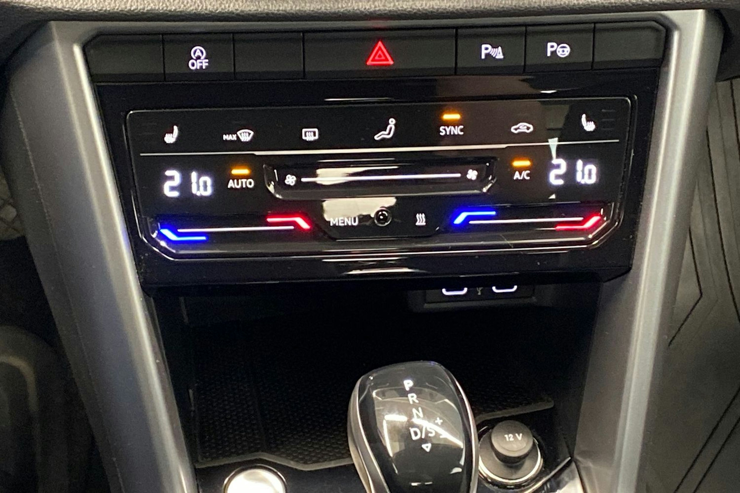 Valkoinen Volkswagen T-Roc 2023 kuva 18.